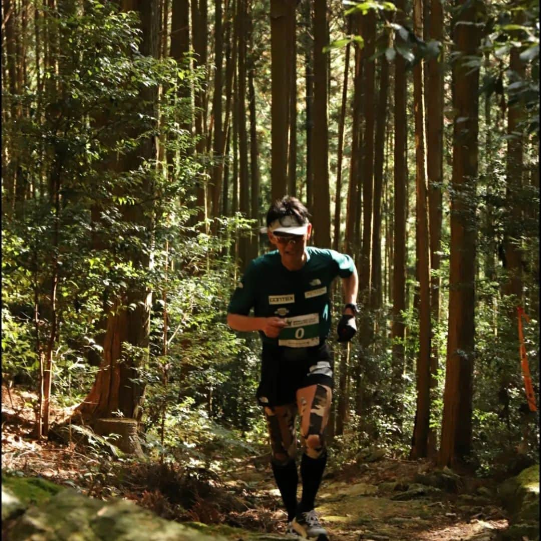 鏑木毅さんのインスタグラム写真 - (鏑木毅Instagram)「熊野古道トレイルランニングレース50km完走しました。体調は去年の3割くらいの出来…、あまりに体が動かず途中棄権も頭によぎりましたが、もうシンプルに「 復活するための試練だ」 と思い続け何とか ゴールまでたどり着くことができました。 アキレス腱はだいぶ治ったはずなのにどうしても脚筋力が戻りません…。 とにかく一つ一つ 乗り越えていきます。 それにしても 第1回から出場してきたこの大会 年々 地元の 方々の応援が 温かみを増してきています。 過疎という課題を抱えながらも いい形で 地元に大会が根付いてきてるのが本当に嬉しいです。 来年はいよいよ10回大会 事務局ではメモリアルな取り組みを様々考えています。 出場者の75%以上が 県外からの方々。 けっして近くないこの場所に おいでいただく 皆さんのためにも より素晴らしい大会になればなと思っています。 #熊野古道トレイルランニングレース #熊野市 #熊野古道 #ホテル瀞流荘 #トレイルランニング #トレイルランニング好きな人と繋がりたい #trailrunning #thenorthfacejapan #tnfjp #tsuyoshikaburaki #gontex #アスタビータスポーツ #essサングラス #vectivpro #vectiv #thenorthfaceathlete #ザノースフェイス」11月27日 7時10分 - tsuyoshikaburaki