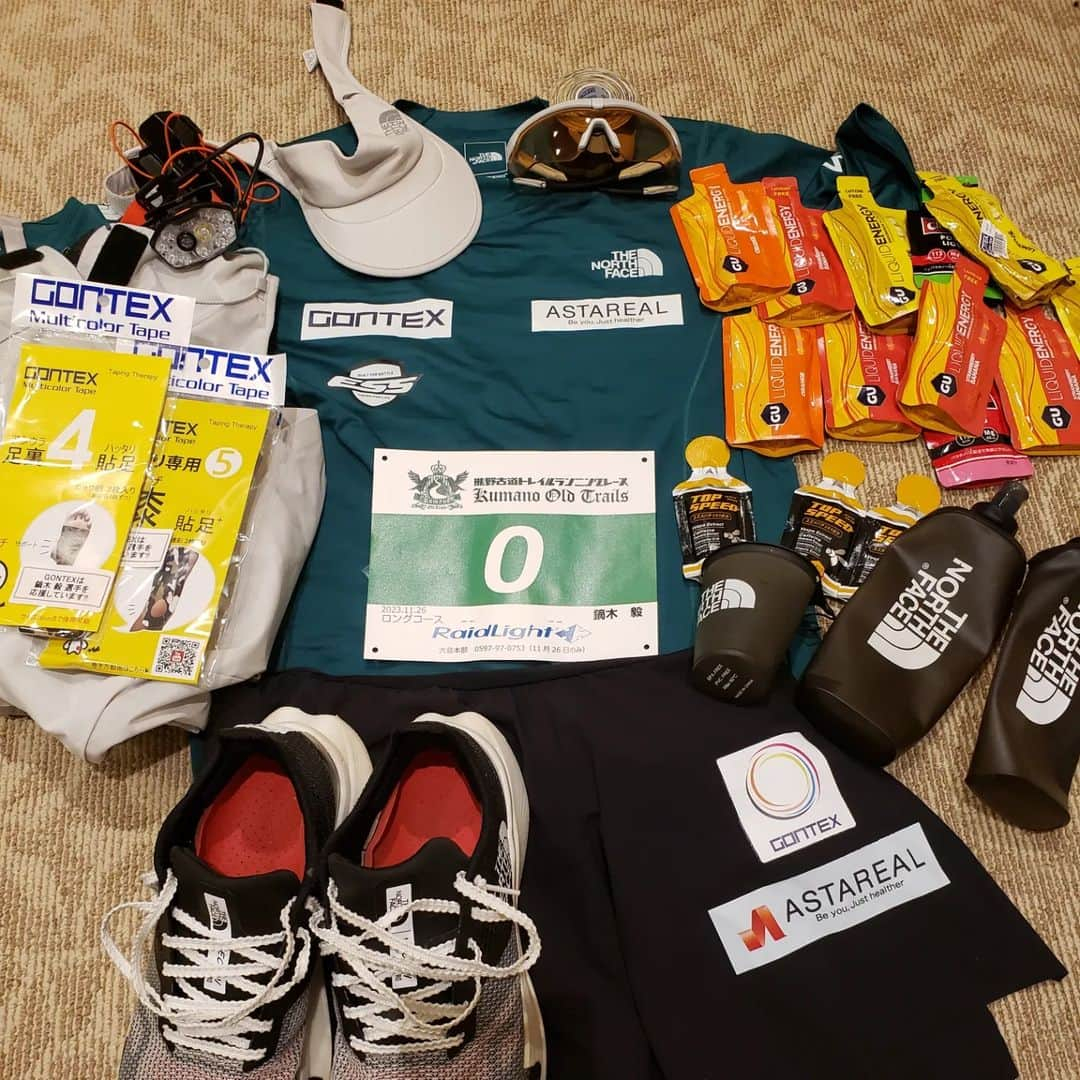 鏑木毅さんのインスタグラム写真 - (鏑木毅Instagram)「熊野古道トレイルランニングレース50km完走しました。体調は去年の3割くらいの出来…、あまりに体が動かず途中棄権も頭によぎりましたが、もうシンプルに「 復活するための試練だ」 と思い続け何とか ゴールまでたどり着くことができました。 アキレス腱はだいぶ治ったはずなのにどうしても脚筋力が戻りません…。 とにかく一つ一つ 乗り越えていきます。 それにしても 第1回から出場してきたこの大会 年々 地元の 方々の応援が 温かみを増してきています。 過疎という課題を抱えながらも いい形で 地元に大会が根付いてきてるのが本当に嬉しいです。 来年はいよいよ10回大会 事務局ではメモリアルな取り組みを様々考えています。 出場者の75%以上が 県外からの方々。 けっして近くないこの場所に おいでいただく 皆さんのためにも より素晴らしい大会になればなと思っています。 #熊野古道トレイルランニングレース #熊野市 #熊野古道 #ホテル瀞流荘 #トレイルランニング #トレイルランニング好きな人と繋がりたい #trailrunning #thenorthfacejapan #tnfjp #tsuyoshikaburaki #gontex #アスタビータスポーツ #essサングラス #vectivpro #vectiv #thenorthfaceathlete #ザノースフェイス」11月27日 7時10分 - tsuyoshikaburaki