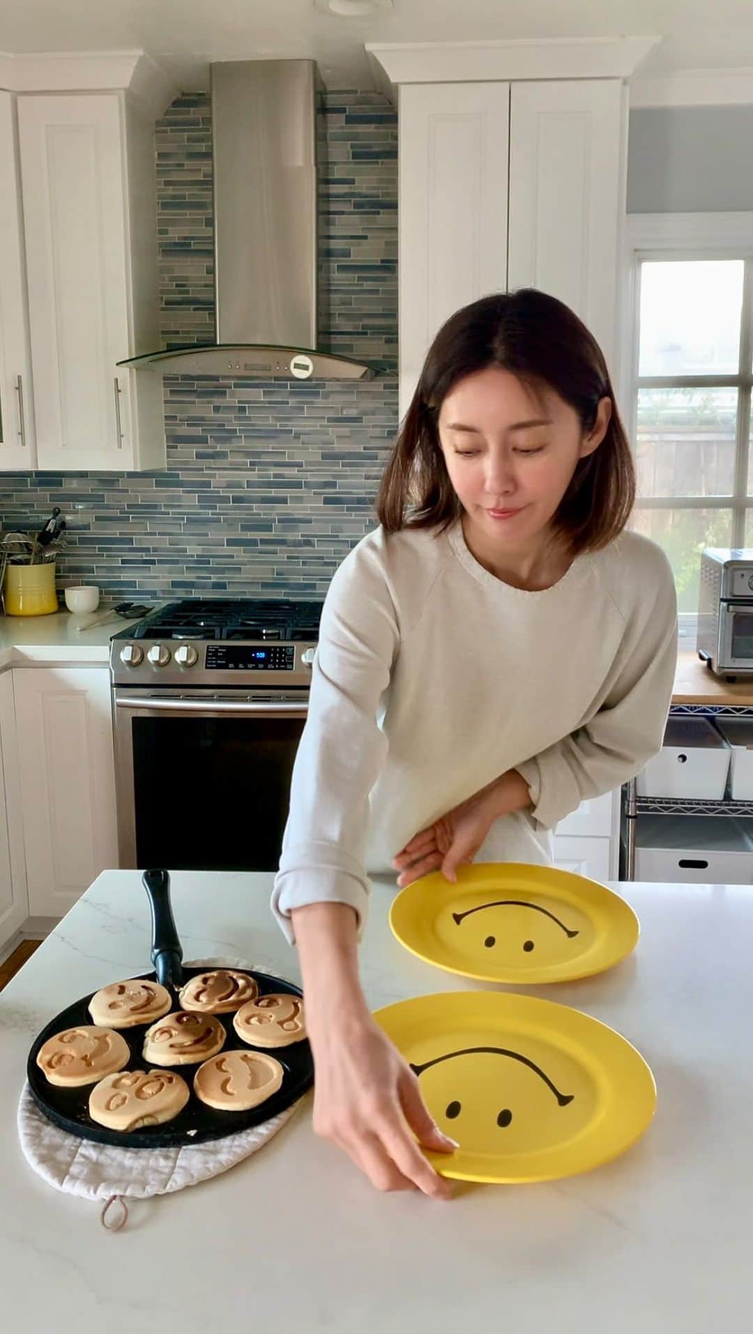 高木りなのインスタグラム：「連休中の朝ごはん。スマイルのフライパンでパンケーキ🥞😃✨ 足元見たらスリッパもスマイルでした😊연휴 중 아침밥. 스마일 프라이팬으로 팬케이크😃 발밑에 보니까 슬리퍼도 스마일이었네요ㅎㅎ」