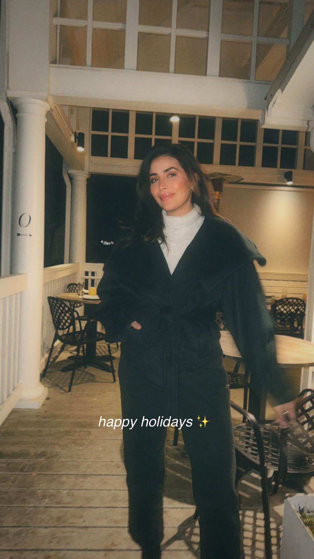 Sazan Hendrixのインスタグラム：「POV: The pocket of time between Thanksgiving and Christmas ✨🥰 Family time lately with the highlight being my sweet niece Pepper being in town from New Zealand! I am over here eating her + all the thingssss and enjoying Oliver boy getting to experience his first Christmas ♥️ For the remainder of 2023 my plans are soak up the slow mornings, work on my own time and have a quality circle of people around. Who’s with me!?! Sending alll my love & warm wishes to you as we soak up the small bit of time left in 2023! ✨🫶🏽 #happyholidays #familytime」