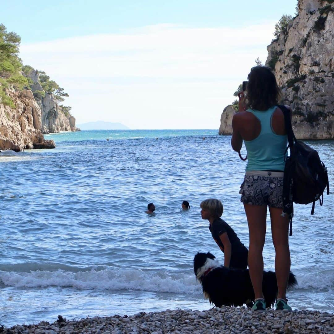 富田真紀子のインスタグラム：「Chasing for a soleil ⛰️🏃‍♂️☀️  #randonnée  #calanque  #cassis」