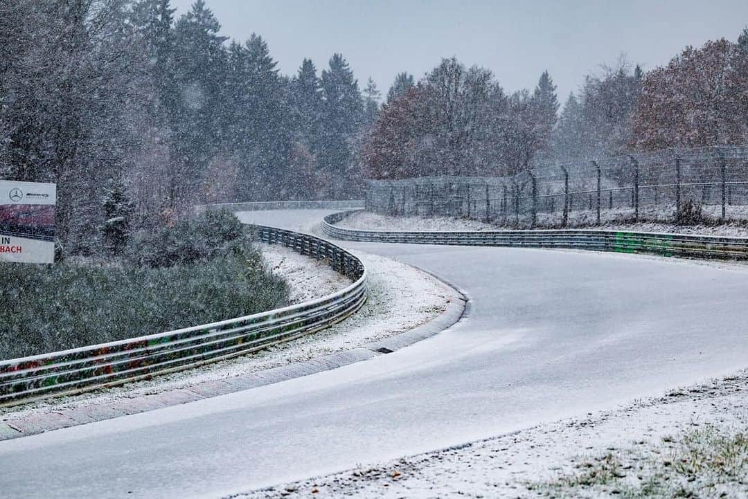 木下隆之のインスタグラム：「ニュルブルクリンクに初雪の便りが届きましたね。緯度だけでいえば、日本の北海道より北の樺太に近いのだからそれも納得です。ノルドシュライフェは冬眠の準備に入るのです。春になって猛者が芽吹くまで、静かにエネルギーを溜め込むのですね😛」