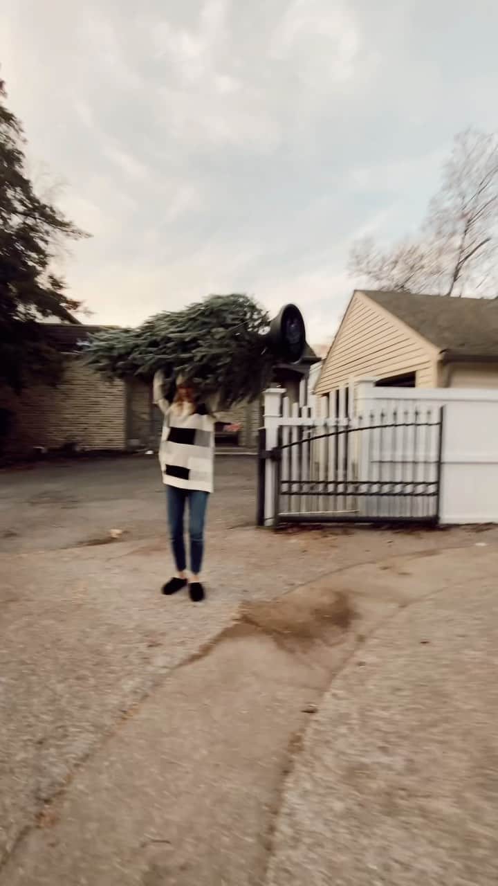 キャンディス・アッコラのインスタグラム：「I think I like this little life 🕯️ this silly little life…」