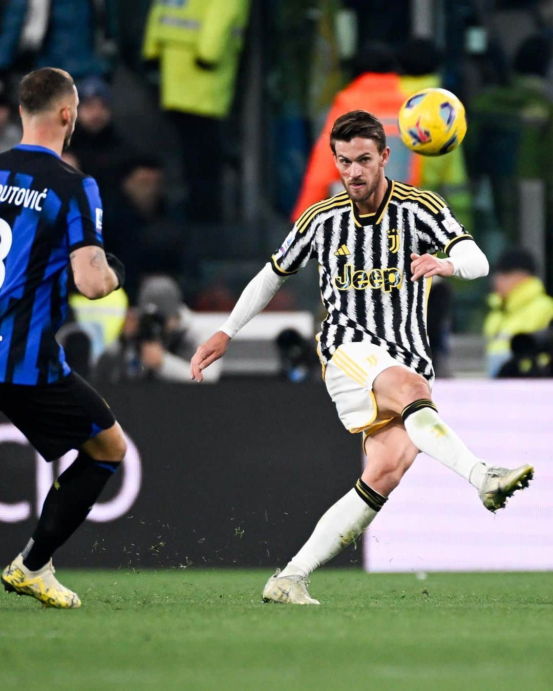 ダニエレ・ルガーニさんのインスタグラム写真 - (ダニエレ・ルガーニInstagram)「Tough game in Turin against Inter ⚔️⚪️⚫️ Guardiamo avanti. Testa a venerdì!  #juveinter #unrossoallaviolenza」11月27日 7時26分 - daniruga