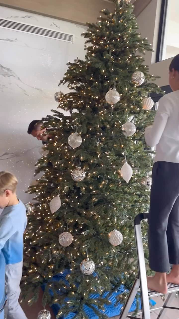 ロゼリン・サンチェスのインスタグラム：「Work in progress this Sunday! All jet lagged and exhausted but kids really wanted to do their ginger bread houses and put up the tree 🌲😩😂  La pasamos chèvere!! La fiebre navideña llegó a la casa Winter-Sánchez 💫  Big reveal soon!!!! 🥰🥰」