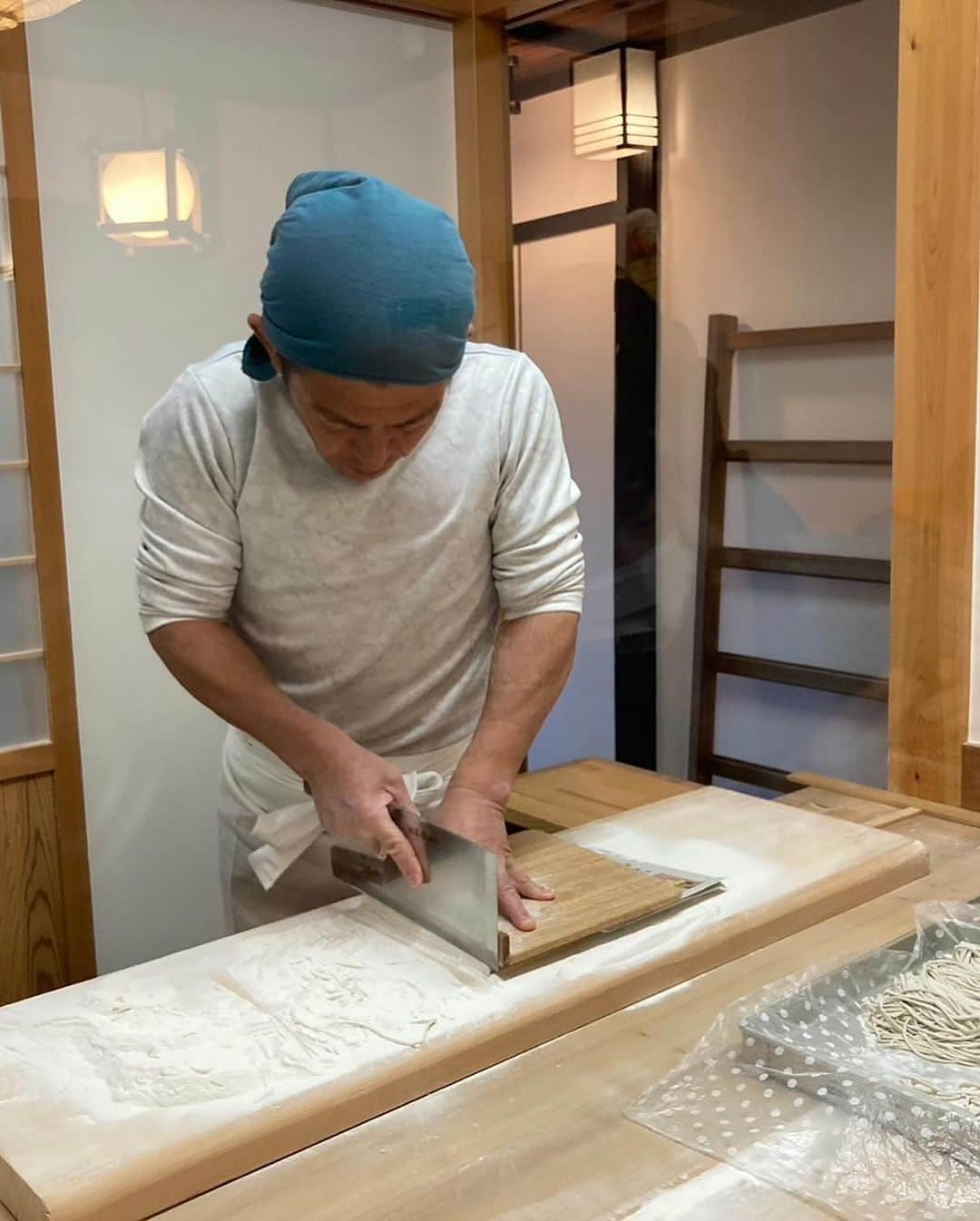 松山三四六さんのインスタグラム写真 - (松山三四六Instagram)「🥢  新年には、 新春そばでお祝いの会 を、やりたいなぁ☺️  名古屋からも リスナーさんが来てくれたら 嬉しいな☺️  蕎麦には、 水回し、こね、のし、切り という動作があるのに、 打ちという動作がない。  蕎麦打ち、とは、 食べる人の心を打つ、 ことをいう😌  #蕎麦打ち #新そば  #東御市　#信州そば #海野宿　#福嶋屋 #クマンバチの会  #heartfm #true810」11月27日 7時27分 - sanshiroumatsuyama