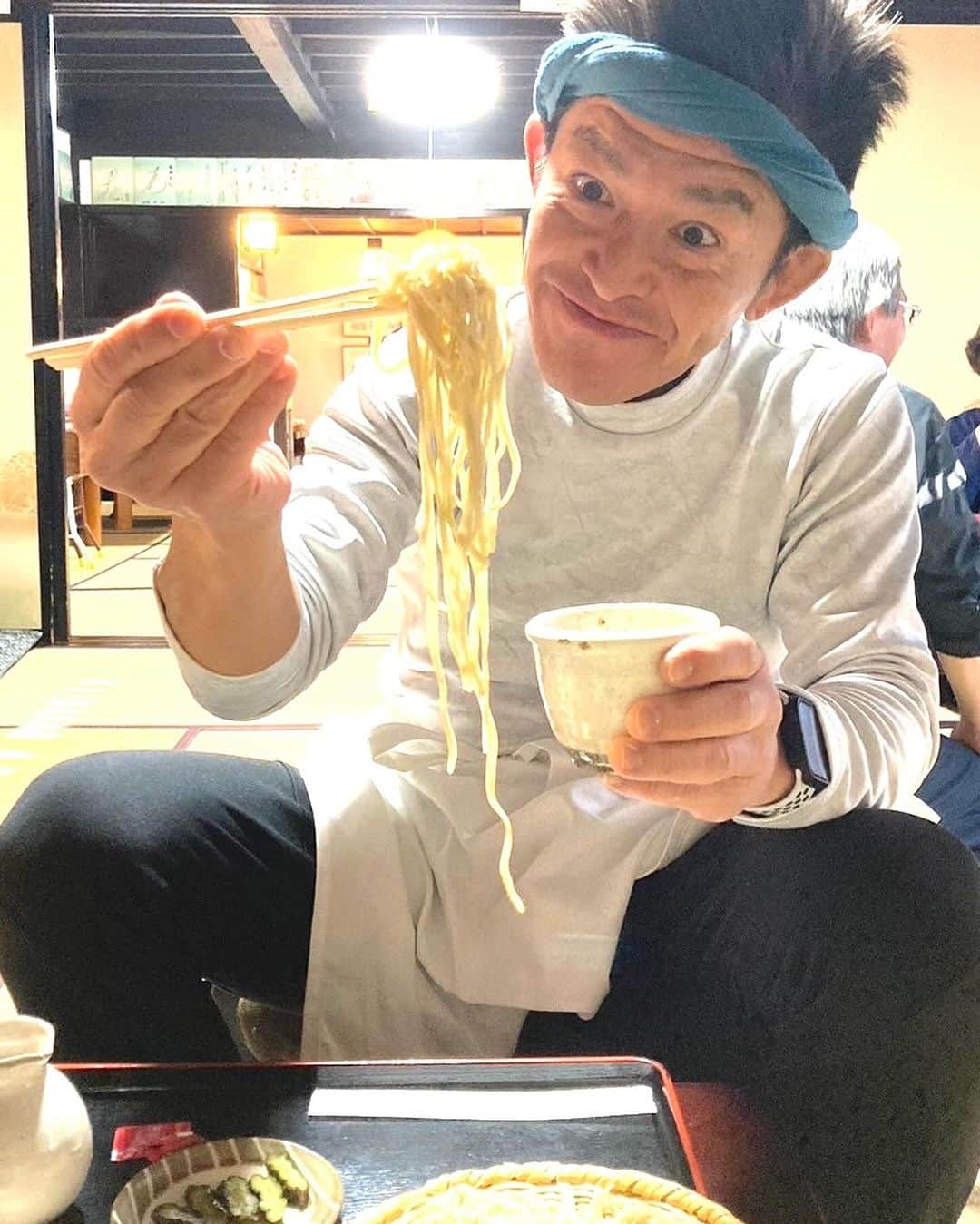 松山三四六のインスタグラム：「🥢  新年には、 新春そばでお祝いの会 を、やりたいなぁ☺️  名古屋からも リスナーさんが来てくれたら 嬉しいな☺️  蕎麦には、 水回し、こね、のし、切り という動作があるのに、 打ちという動作がない。  蕎麦打ち、とは、 食べる人の心を打つ、 ことをいう😌  #蕎麦打ち #新そば  #東御市　#信州そば #海野宿　#福嶋屋 #クマンバチの会  #heartfm #true810」