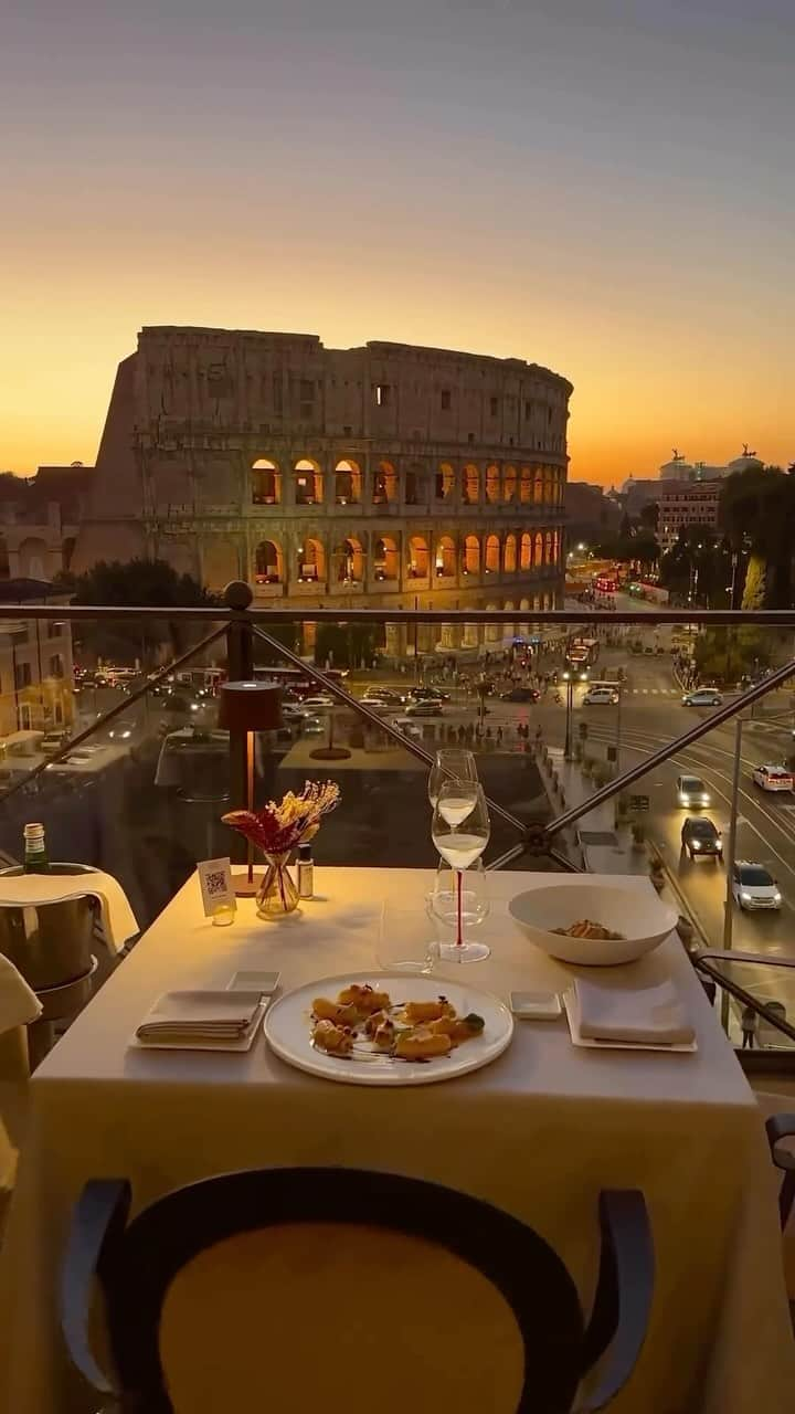 Instagramersのインスタグラム：「@igersroma   Dinner with a view of the Colosseum in Rome, Italy 💛  TAG someone you’d share this view with! 🇮🇹  Reel by @markoconforti  Selected by @matteoacitelli  Location: @aroma_restaurant @palazzomanfredi  Friends gallery: @turismoromaweb @roma @romanity_ @romephotolab @riprendiamoci.roma @visit_lazio @regionelazio.official @italiait  #roma #colosseo #igersroma #gnamroma #ristorantiroma #mangiarearoma #dovemangiarearoma #localiroma #turismoroma #visitroma」