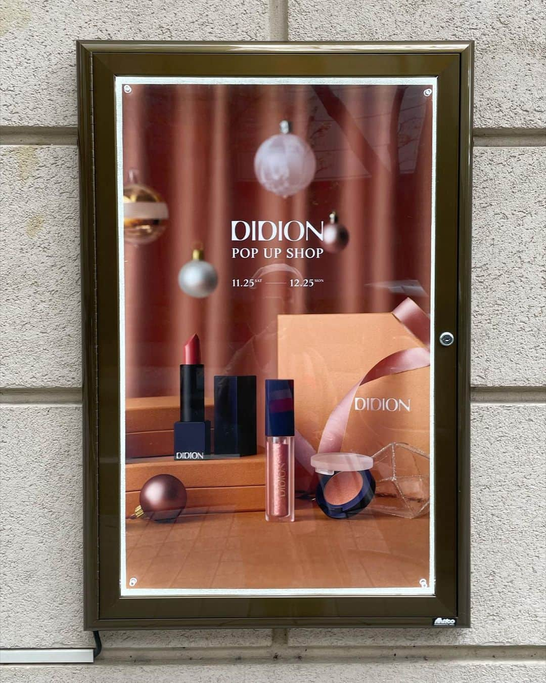 ウラリエさんのインスタグラム写真 - (ウラリエInstagram)「先週末からスタートした、コスメブランド @didion_beauty のPOP UP SHOP💄 12/25のクリスマスまで🎅🏻🎄 . in @mericanbarbershop で開催中 ✂️ 神戸・旧居留地 🏢 （ 64カフェの横 👉 ） . 通常オンラインの販売をメインにしとう コスメブランドやから、実際の商品を 手に取ってお試しできるチャンス✌️ ̖́- . 肌馴染みの良い使いやすいカラーから ポイントになる発色の良いカラーメイクまで✨ . 可愛いだけじゃなくて お値段も、プチプラなんが嬉しい🥹🫶 . DIDIONのラメが好きで、普段もよく使ってる💟 . 期間限定のクリスマスコフレが 🎁 ヌーディーカラーで、年中使えそう✨ シャドウも、ラメも、リップもこのセット限定の カラーなんやって✔️ 箱も可愛くて、お値段も可愛くて プレゼントにも良さげーーー👌 . POP UP初日は、プロのヘアメイクさんが タッチアップしてくれて クリスマスコフレのピンクラメを下まぶたに✨ （ このピンクラメめっちゃいい！！ DIDIONのラメこれで3本目🫣🫣🫣 ） 目頭にはピンク、目尻にはイエローの カラーラインも引いてもらいました🎨 普段、カラーメイクせーへんからめっちゃ新鮮！ . @hairmake_yoshimi よしみさん、ありがとう💟 . そして初日には、メリケンバーバーからも 歩いて5分の @harlow_icecream も出店🍨 . 塩＆いちじく味ばり美味しかった💓 ケイコの作るアイス大好き🥰🥰🥰 . #神戸#神戸市#kobe#神戸旅行#神戸観光#兵庫県#兵庫#lovehyogo#lovekobe#神戸popupshop#神戸イベント#didion#ディディオン#mericanbarbershop#メリケンバーバーショップ」11月27日 7時28分 - urarie83