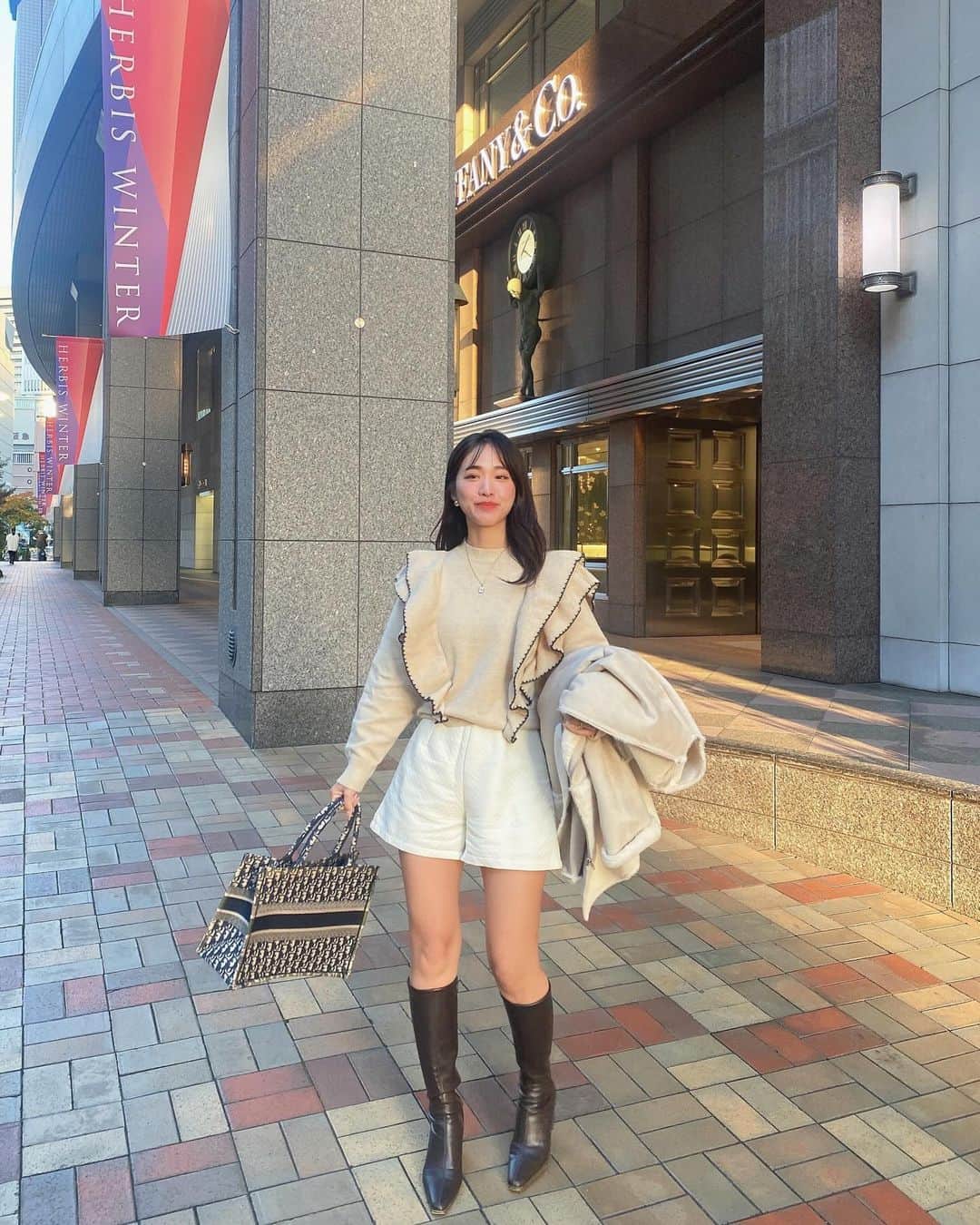 藤森マリナさんのインスタグラム写真 - (藤森マリナInstagram)「おはようございます🤍 あっというまに11月最後の月曜日 今週も頑張っていきましょう ( ˇ◡ˇ) ⠀ ⠀ ⠀ 写真は昨日の #まりなはんコーデ  ニット・ショートパンツ・ピアスが ▶︎ @shein_japan  SHEINから日本人向けのブランド FRIFULが新しく誕生🎂 日本人の身長や体型に合わせた つくりになっているので サイズ選びがしやすくなりました🤍✨ ⠀ ⠀ ⠀ 今回私が来ているのも上下ともFRIFUL🫶🏻 オフホワイトコーデ🤍 お上品で細見えでめっちゃお気に入り☺️✨ プチプラで綺麗なお姉さんになれるよっ🎀 【商品ID】 tops・・・24432362 pants・・・24365112 ⠀ ⠀ ⠀ 他のインフルエンサーさんたちも載せてるけど 今回も私もお得なクーポンコード頂いているので 是非使ってください⭐️⭐️⭐️ 最大20%オフになります🉐 【クーポンコード】 FRIFUL356 ※2023/12/31まで有効 ⠀ ⠀ ⠀  ⠀ ⠀ ⠀ #SHEIN#FRIFUL#SHEINコーデ#BeSHEINモデル#PR#SHEINコーデ#shein購入品#秋コーデ#ホワイトコーデ#オフホワイトコーデ#xexwest#ランチショー」11月27日 7時28分 - maaarina0806