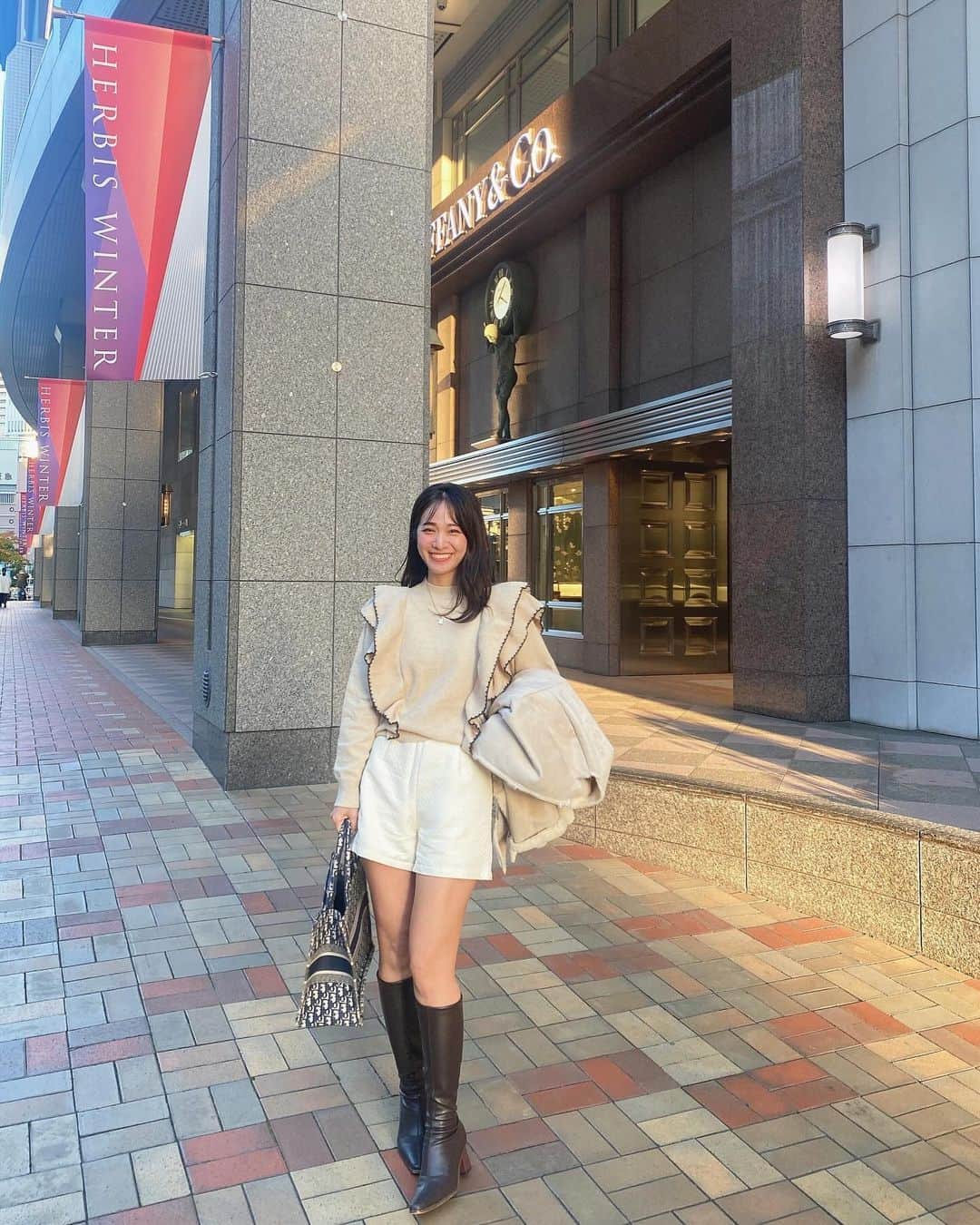 藤森マリナさんのインスタグラム写真 - (藤森マリナInstagram)「おはようございます🤍 あっというまに11月最後の月曜日 今週も頑張っていきましょう ( ˇ◡ˇ) ⠀ ⠀ ⠀ 写真は昨日の #まりなはんコーデ  ニット・ショートパンツ・ピアスが ▶︎ @shein_japan  SHEINから日本人向けのブランド FRIFULが新しく誕生🎂 日本人の身長や体型に合わせた つくりになっているので サイズ選びがしやすくなりました🤍✨ ⠀ ⠀ ⠀ 今回私が来ているのも上下ともFRIFUL🫶🏻 オフホワイトコーデ🤍 お上品で細見えでめっちゃお気に入り☺️✨ プチプラで綺麗なお姉さんになれるよっ🎀 【商品ID】 tops・・・24432362 pants・・・24365112 ⠀ ⠀ ⠀ 他のインフルエンサーさんたちも載せてるけど 今回も私もお得なクーポンコード頂いているので 是非使ってください⭐️⭐️⭐️ 最大20%オフになります🉐 【クーポンコード】 FRIFUL356 ※2023/12/31まで有効 ⠀ ⠀ ⠀  ⠀ ⠀ ⠀ #SHEIN#FRIFUL#SHEINコーデ#BeSHEINモデル#PR#SHEINコーデ#shein購入品#秋コーデ#ホワイトコーデ#オフホワイトコーデ#xexwest#ランチショー」11月27日 7時28分 - maaarina0806