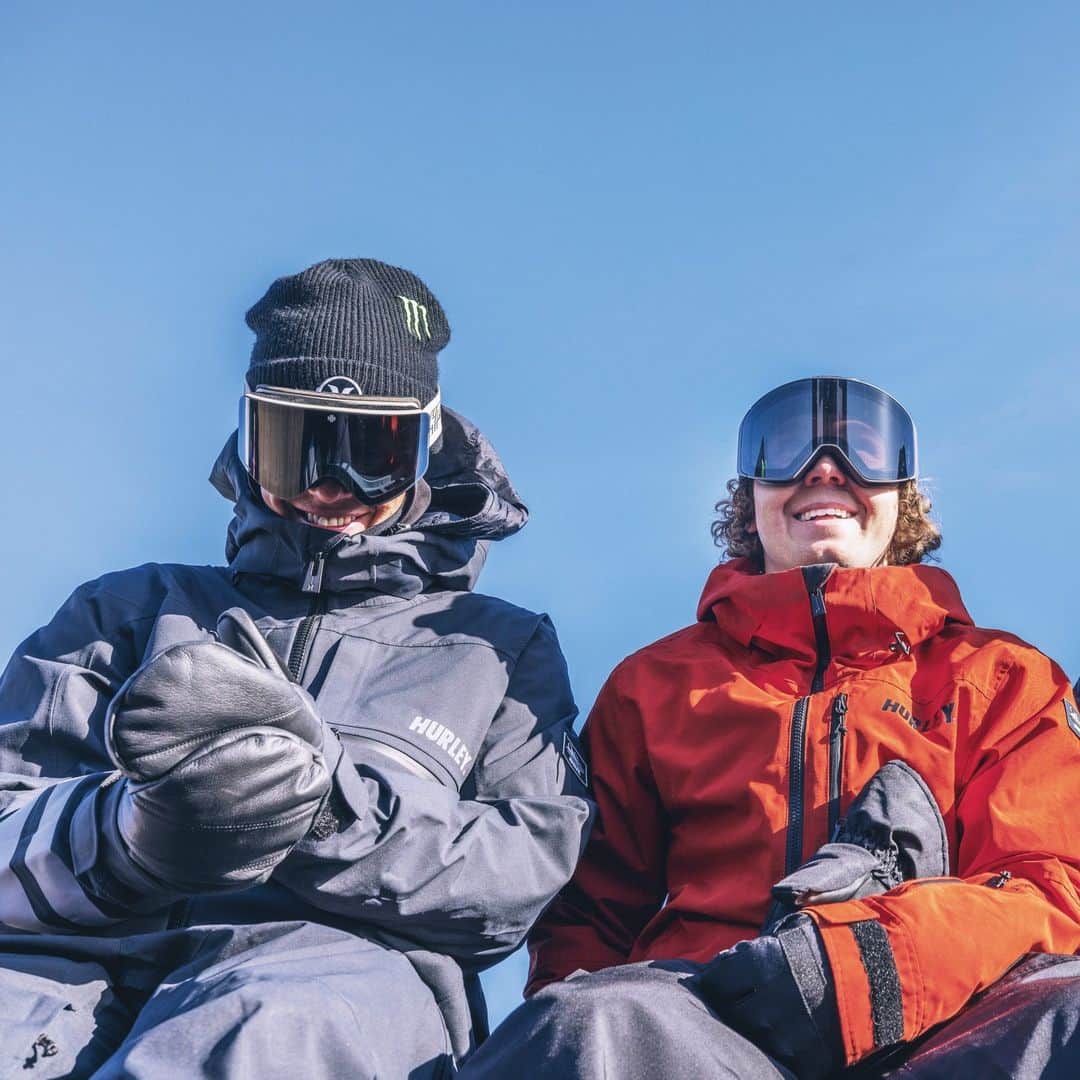 hurleyのインスタグラム：「Now all you need is your mountain pass. Good thing we have ski and snow jackets equipped with convenient pass and goggle wipe pockets 😎 #linkinbio to shop all things snow 🗻」