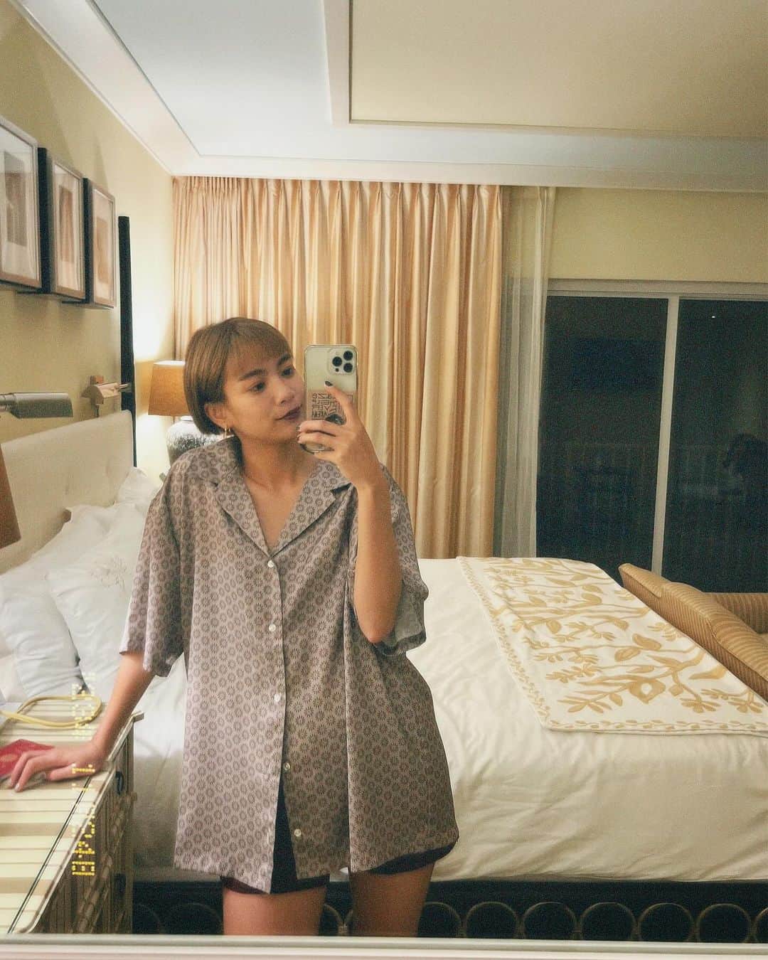 平アスカさんのインスタグラム写真 - (平アスカInstagram)「code;) 柄シャツたくさんもってきた～♡ . . #hawaii #hawaiitrip #asuca_fashion #code #ootd #柄シャツ#ザカハラホテル #kahala #goodhunting #tw」11月27日 7時42分 - asucataira