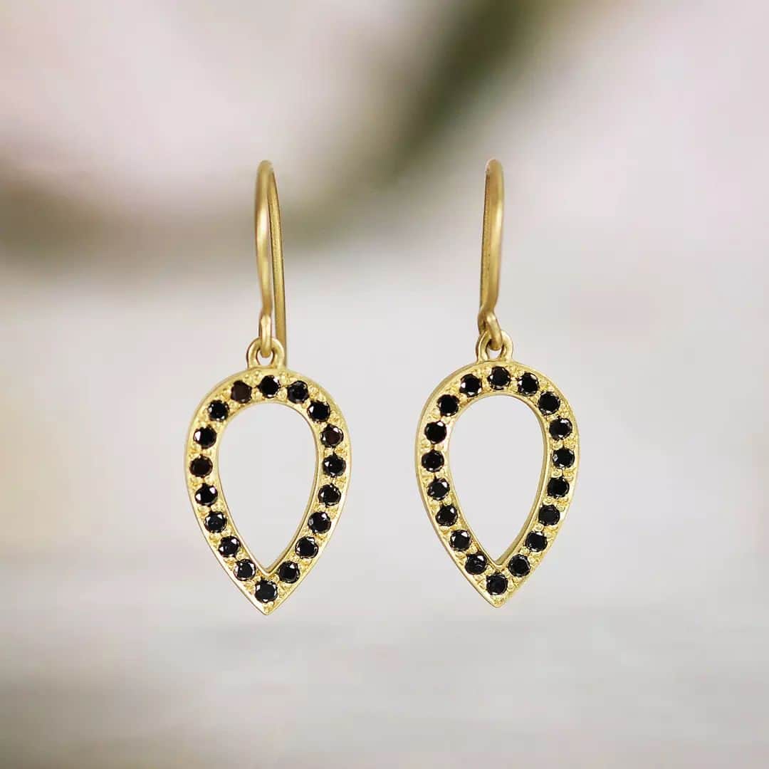 ミーアンドローのインスタグラム：「These sparkly pave set black diamond earrings are the embodiment of simple beauty.」