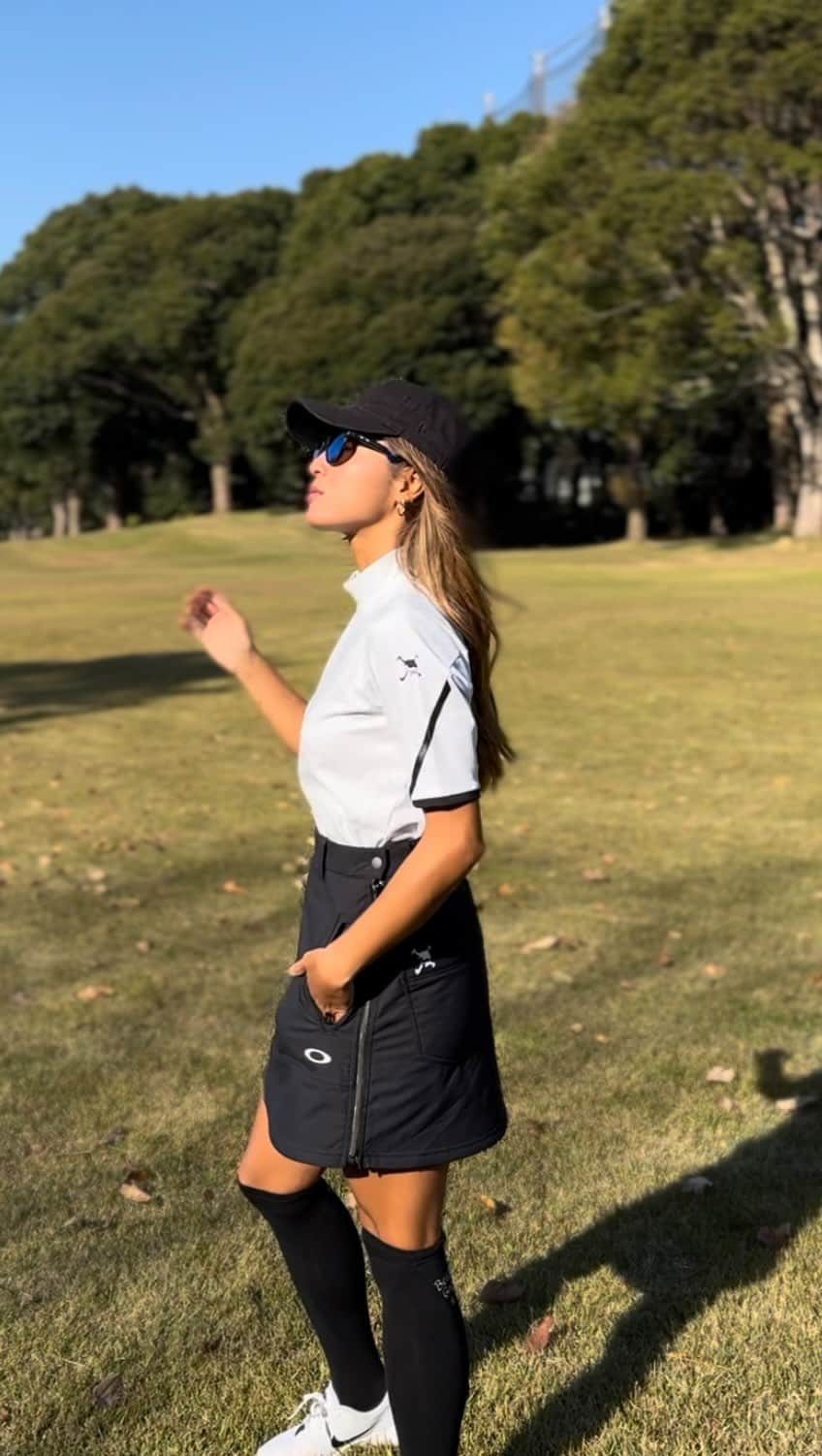 草柳ゆうきのインスタグラム：「ゴルフコーデ♡  先日のゴルフは全身 @oakleyjapan  OAKLEY様より提供頂きました✨  朝は真冬なのに昼は初夏のような気候😬  脱ぎ着できるようにトップスは半袖に薄手のセーターで。 下半身は冷やしたくないので、しっかり防寒素材のスカートです🖤  シンプルで飽きのこないデザインなので、コーデもしやすいし着回し自由♡  サングラス🕶️も  @oakley  #oakley#ゴルフウェア#ゴルフコーデ#ゴルフ女#golf#golfwear#ゴルフファッション#ゴルフ好き#ゴルフ好きな人と繋がりたい#サングラス」