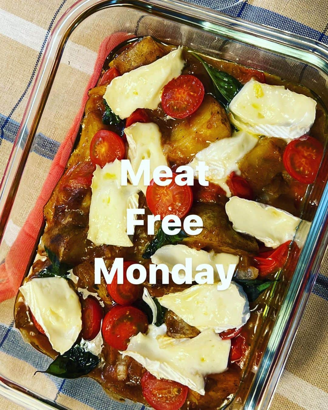 屬美於のインスタグラム：「毎週月曜日の#meatfreemonday   白菜とじゃがいものトマトグラタン🍅  白菜を千切りにして、茹でたじゃがいもをオリーブオイル、ニンニク塩胡椒でいためる  そこにケチャップ、オイスターソース、バジル🌿ペーストをいれて、米粉とアーモンドミルクを入れる、上にトマト🍅チーズわわカマンベールチーズで代用🍼してのせて、オーブンで20分ほど  本当においしかったー！」