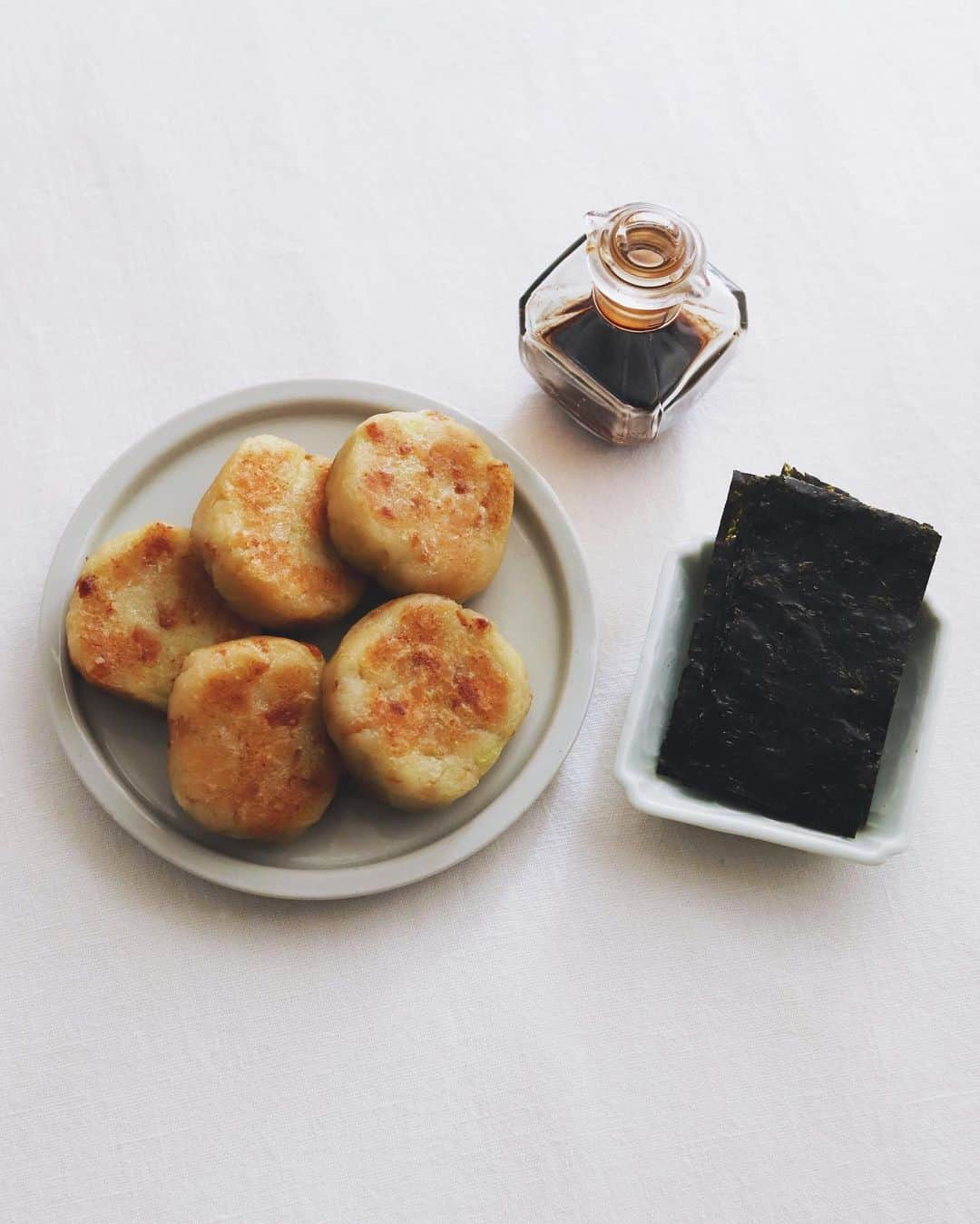 樋口正樹さんのインスタグラム写真 - (樋口正樹Instagram)「Turnip cake  初めて大根餅を作ってみた。 味付けちょい薄かったので とりあえず海苔と醤油少々。 ほんとは四角いの作りたい🤔  . #大根餅 #大根料理 #試作です #蘿蔔糕 #台湾料理 #ローポーガオ #turnipcake #daikonmochi」11月27日 8時00分 - higuccini