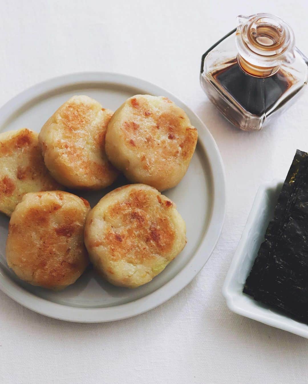樋口正樹さんのインスタグラム写真 - (樋口正樹Instagram)「Turnip cake  初めて大根餅を作ってみた。 味付けちょい薄かったので とりあえず海苔と醤油少々。 ほんとは四角いの作りたい🤔  . #大根餅 #大根料理 #試作です #蘿蔔糕 #台湾料理 #ローポーガオ #turnipcake #daikonmochi」11月27日 8時00分 - higuccini