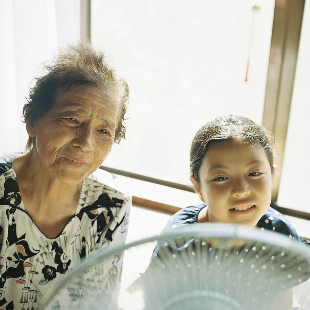 kazuyukikawaharaのインスタグラム：「Intimacy Over Generations ・  #hasselblad #film #filmphoto #filmphotography #filmcamera #instagramjapan #instagram #ハッセルブラッド#shotonfilm #kodak #kodakportra400 #kodakfilm #lifewithkodak #kodakprofessional #madewithkodak  #inspiredwithhasselblad #grandmother #filmphotomag」
