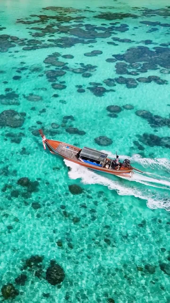 BEAUTIFUL DESTINATIONSのインスタグラム：「@florisgone shows us that one of the best ways to enjoy the crystal clear water at Koh Lipe, Thailand is by boat! 🇹🇭🚤 Spend the day cruising around the beautiful coastline then find a secluded cove to relax in and take in the incredible scenery. 🏖️  📽 @florisgone 📍 Koh Lipe, Satun, Thailand 🎶 Stephen Sanchez, Em Beihold - Until I Found You」