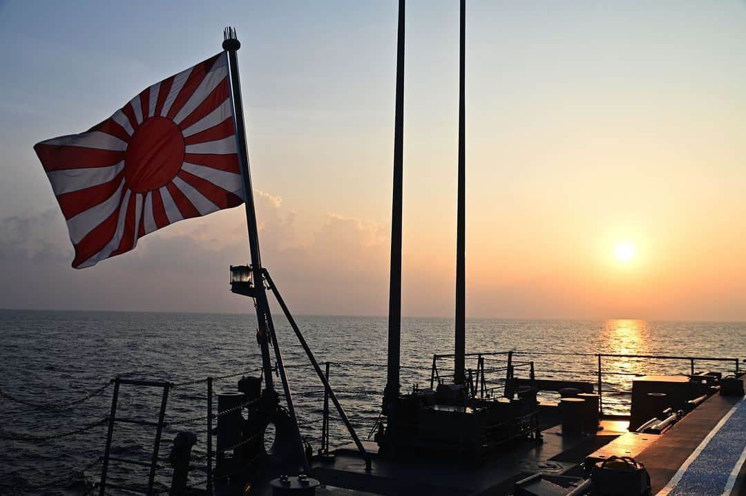 海上自衛隊さんのインスタグラム写真 - (海上自衛隊Instagram)「おはようございます！ 昇る朝日とともに１週間のスタートです。  今週も頑張ります！皆さんもファイト！👍  #いかづち #自衛艦旗 #月曜日」11月27日 8時00分 - jmsdf_pr