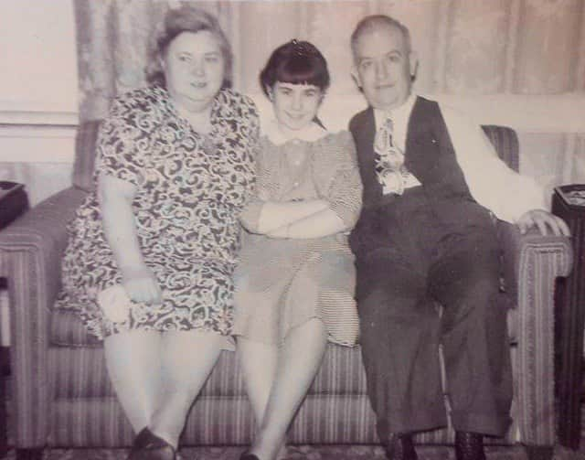 ロージー・オドネルのインスタグラム：「my mom in the middle - her parents beside her - nana on the left #family」