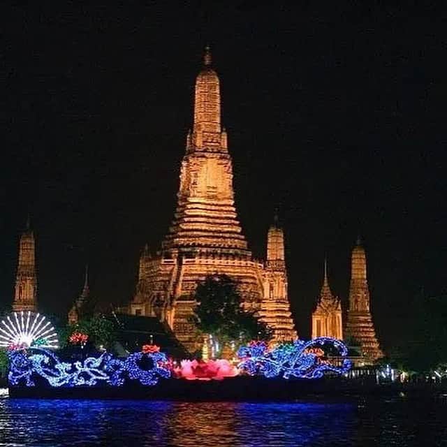 タイ国政府観光庁さんのインスタグラム写真 - (タイ国政府観光庁Instagram)「. おはようございます☀️ᐝ 本日はタイで最も美しいお祭りと称され、タイ全土で行われる「ロイクラトン」の開催日です✨  ロイクラトンは旧暦12月の満月の夜に、川の女神プラ・メー・コンカーへ感謝の気持ちを捧げ、自らの罪や穢れも清めるお祭り💁‍♀️  タイ語で“クラトン”という灯籠を川に流す光景は、とても幻想的🌙　川辺ではナイトマーケットも開かれ、花火も打ち上げられたりして、現地の人々も観光客も一年に一度の思い出が作れます🫶  またロイクラトンは地域ごとに特色があるのもポイント💡 バンコクでは市内の主要観光スポットがライトアップされたり、「イーペン」の別称でも呼ばれるチェンマイでは３日間に渡るランタン山車(フロート)のパレードが見どころに👏  さらにタイ族最初の王朝の都・スコータイは、ロイクラトン祭りの発祥地❕　世界遺産でもある遺跡群でのロイクラトン祭りは荘厳で、ワット・マハタートでの光と音のショーには多くの人が訪れます🎶  お祭りが近づくと街中ではクラトンが販売されるのに加え、会場近くではクラトンが手作りできるワークショップも多数開かれていますよ🪷  今日も素敵な1日をお過ごしください💐  ★参考になった！と思ったら、あとで見返せるように、 画像右下にある保存ボタン🔖をタップ！  #タイ #ロイクラトン #タイ文化 #タイ伝統 #タイ祭り #タイのお祭り #タイエンタ #灯籠流し #幻想的 #幻想的な風景 #今こそタイへ #こんなタイ知らなかった #もっと知りタイ #はじめてのタイ #タイ旅行 #旅好きな人と繋がりたい #旅行好きな人と繋がりたい #海外旅行 #thailand #loikrathongfestival #loikrathong #thaiculture #amazingthailand #thailandtravel #thailandtrip #thaistagram #lovethailand #amazingnewchapters」11月27日 8時03分 - amazingthailandjp