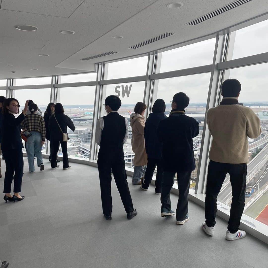 東京観光専門学校さんのインスタグラム写真 - (東京観光専門学校Instagram)「こんにちは！エアライン・エアポート学科です✈️☁️  昨日のスペシャルドリームキャンパスでは、成田空港の見学を行いました❣️ 第二ターミナルを見学した後はバスに乗り込み、制限エリア内の見学へ🚌🔍 ランプコントロールタワーと呼ばれる塔には、見学者向けの展望台があり、成田空港を360°見渡すことができました👀 また、滑走路横から離発着を間近で感じられる体験も✨ 普段は絶対に見ることのできない景色に、皆さん興味津々な様子で見学をしていましたね🎶 成田空港は今後拡張する計画があり、新しい滑走路が出来ることや、ターミナルを1つに集約する計画があることを学ぶことができました✏️  航空業界に興味のある皆さん、ぜひ東観のオープンキャンパスにお越しください✈️☁️ お待ちしております🌟」11月27日 8時03分 - tokan_1967