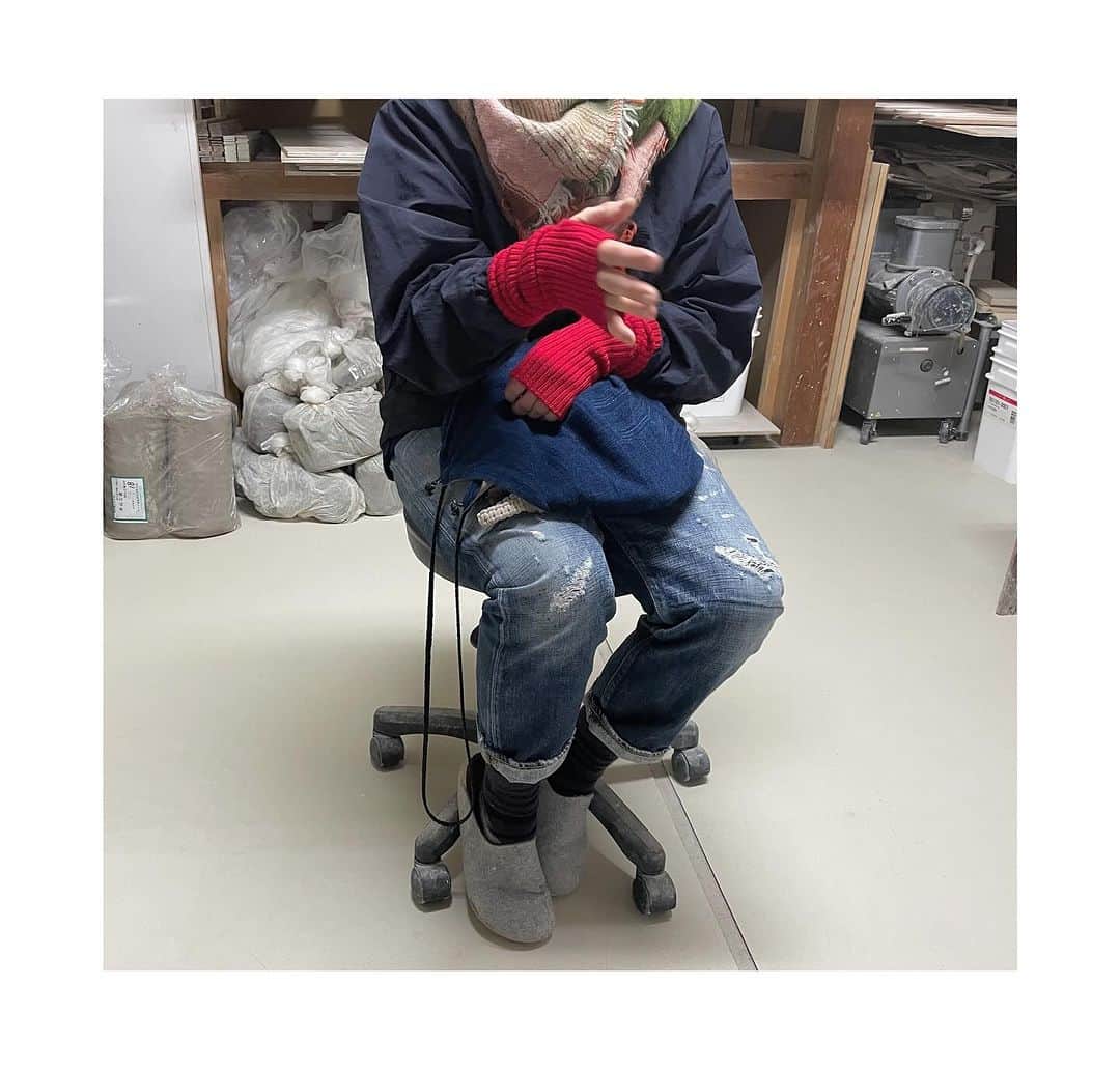 のインスタグラム：「・ 釉掛けから窯出し窯詰め中〜 以前手伝いに来てくれていた 加藤かずみさんが遊びに来て 最近の様子をお互いに報告 何時もキレイしている加藤さん 彼女を見送りボサボサの我に返る…」