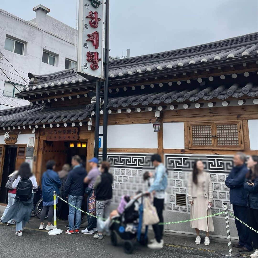 原田あかねさんのインスタグラム写真 - (原田あかねInstagram)「#🇰🇷  ソウルアニメーションセンターを後にして タクシーで向かうこと約20分。  ランチは参鶏湯で有名な ❝   土俗村(トソクチョン) ❞へ🍴 ＊トソッチョンって書いてるところもある  1983年創業の老舗店で観光名所で有名な 景福宮(キョンボックン)の近くにあります。  ちょうどお昼時だったので長蛇の列。 並ぶの諦めようかなと思いましたが 400席あるので回転率が早く約10分ほどで 席に案内していただきました。  店内は趣があって落ち着いた雰囲気。 テーブル席と座敷席があり 私たちは座敷に案内していただきました。 ちなみに両隣も赤ちゃん連れ🤱!! ベビーカーは席の前に置けます。  メニュー表は日本語表記があるので 注文も迷わずスムーズに出来ました。  食べ方も裏面に丁寧に載っているので 特別困ることはないかと🙆‍♀️  娘には韓国の文化を体験して欲しかったから rest roomも使わせていただきました。 普段との違いに戸惑いながらも いい体験ができてよかったです👍  #土俗村#トソクチョン#トソッチョン #토속촌#参鶏湯#サムゲタン#삼계탕 ーーーーーーーーーーーーーーーーーーーーー 住所　서울특별시 종로구 자하문로5길5 電話番号　02-737-7444 営業時間　10:00〜22:00(LO21:00) 休業日　年中無休 ーーーーーーーーーーーーーーーーーーーーー」11月27日 8時18分 - akane.hrd