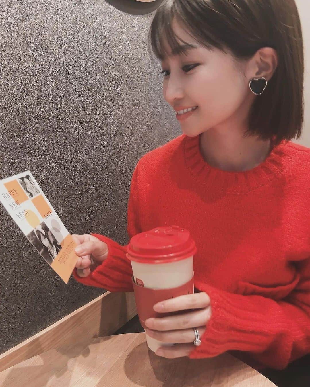 喜田彩子のインスタグラム：「⁡ ⁡ あっという間にもうすぐ12月🎍🧧 毎年言っているけど『1年早いですね〜😂』 ⁡ 今年も @sumaho_nenga 様からお声がけいただき まずは年賀状の試し刷りを無料で作成！！ 写真を探しながら1年を振り返るいい時間です♡♡ ⁡ ⁡ 昔は写真屋さんへ注文に行っていたけど 今はアプリで24時間 デザインを変えたりメッセージ文を変えたり 空いた時間に簡単に作れて 昨年のデータもしっかり残っていて ボタン一つで注文出来て しかも3枚まで無料で試し刷りまで！！ ⁡ 本当に有難いですよね𓂃𓈒𓂂❁ 試し刷りは実際の色味等も確認できるし 我が家は毎年記念に残しています😆💓 ⁡ ⁡ 私のフォロワー様限定に年賀状ご注文時に使える 印刷代10％OFFクーポンを出していただいたので 是非使ってくださいね✨ 「pr24786」 ⁡ ⁡ 新年を迎える準備をしつつ まずは大掃除🧹そして、旅行の準備もしなくては✈️✨ ⁡ ⁡ ⁡ #スマホで写真年賀状 #年賀状 #年賀状2024 #辰年 #🐲」