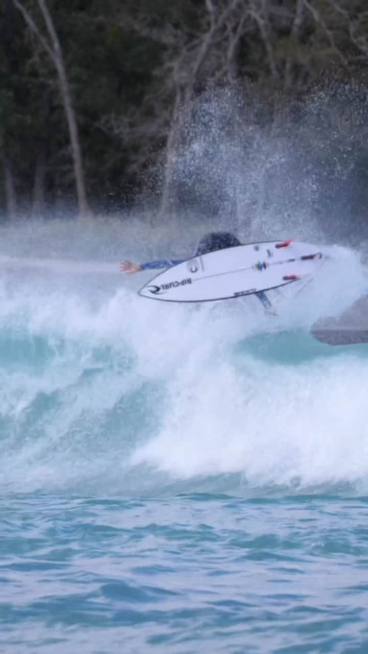 リップカールのインスタグラム：「...and the crowd goes wild for @tyazebrowski!  ⁠ 📹️: @didierpitersurfcoach⁠ ⁠ #RipCurl #TyaZebrowski #RipCurlWomen #Surfing  #BacksideAirReverse #WavePool」