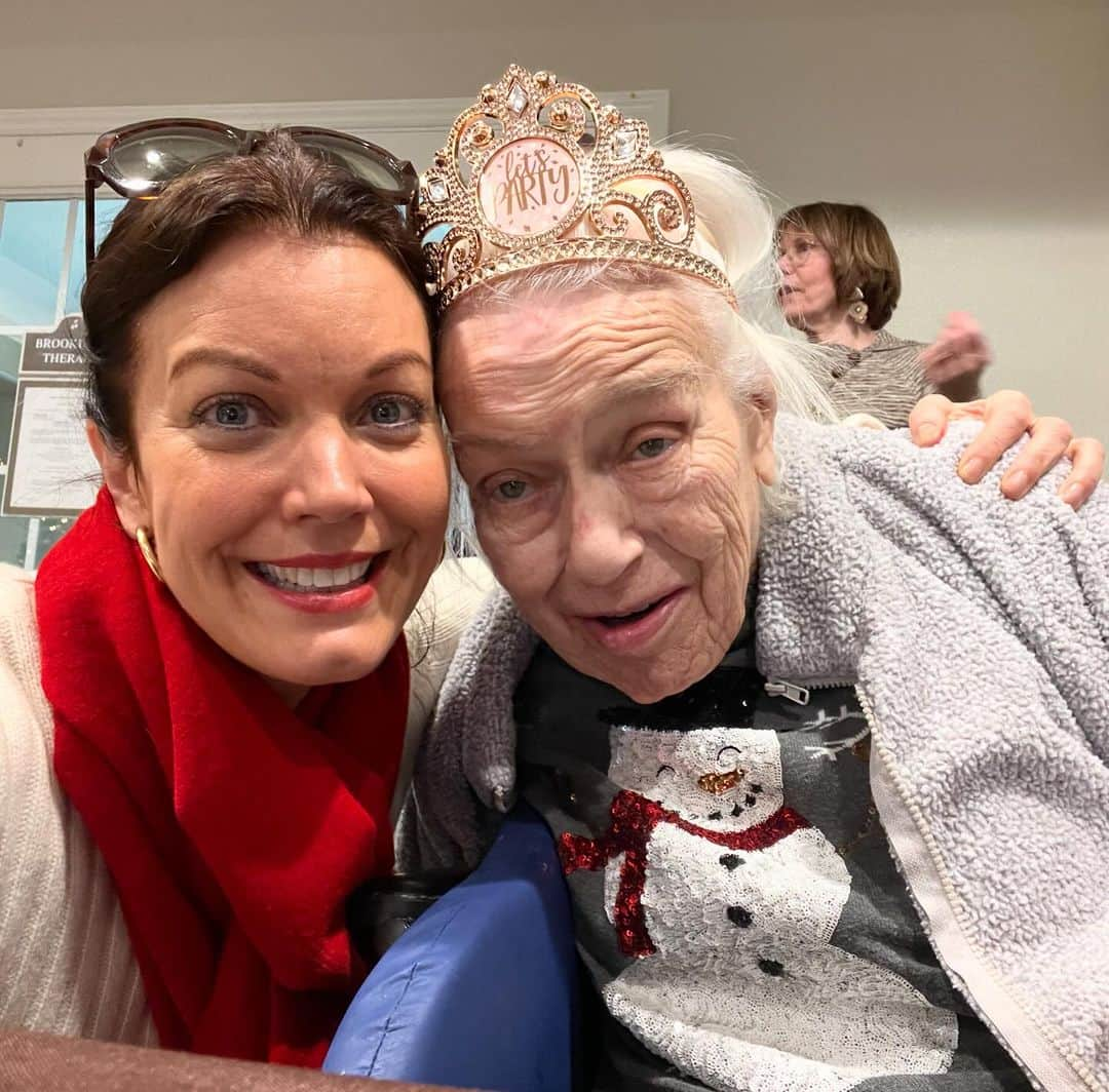 ベラミー・ヤングさんのインスタグラム写真 - (ベラミー・ヤングInstagram)「Thank you to everybody who made my mom's 83rd birthday so special today. 🥰 Means everything that you would share your day with her. And thank you, @wellbred_bakery , for letting her taste all her old favorites again. 🥰 I'm so grateful for today. Hope each of you is having a love-filled day too- except maybe with a little less of a sugar crash. 🤓 Happy Birthday, mom. 💗❤️💗❤️💗」11月27日 8時21分 - bellamyyoung