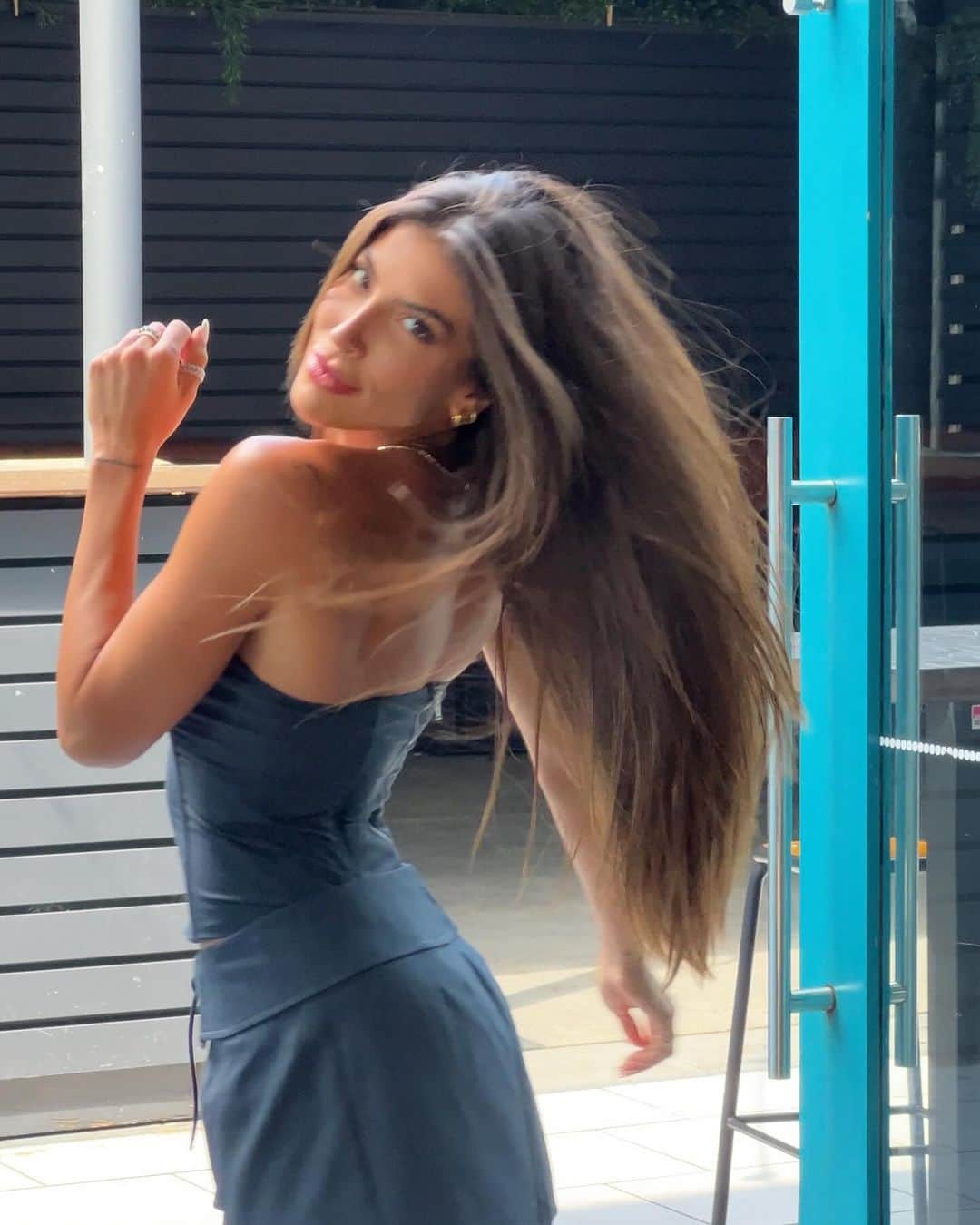 Rachel Apollonioのインスタグラム：「Pelo que vi no meu feed, to gostando de cinza 😛🩶 Festa de encerramento das filmagens pro @thelocaleyeshow (webserie de viagem aqui na Australia que vai sair no YouTube em Janeiro) Foi demais ✨✨✨」