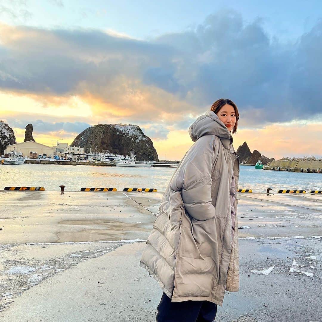 伊藤沙菜のインスタグラム：「・ 知床から昨日帰ってきました🫡🔥 ㅤㅤㅤㅤㅤㅤㅤㅤㅤㅤㅤㅤㅤ オホーツクエリアの水産物は本当に美味しい🥹🫰🏻 ㅤㅤㅤㅤㅤㅤㅤㅤㅤㅤㅤㅤㅤ ホタテは特に別格🥹🫰🏻 ㅤㅤㅤㅤㅤㅤㅤㅤㅤㅤㅤㅤㅤ 肉厚でプリンプリンしていて、冷凍して加工されても サクッサクッという食感がちゃんと残っていて 新鮮に近くてびっくりでした😋 ㅤㅤㅤㅤㅤㅤㅤㅤㅤㅤㅤㅤㅤ STV「知るほど！なるほど！北海道」で詳しくお届けしますので、お楽しみに🥹✨ ㅤㅤㅤㅤㅤㅤㅤㅤㅤㅤㅤㅤㅤ なんと言っても宿が、北こぶしだったのです🥹✨ @kitakobushi_shiretoko  ㅤㅤㅤㅤㅤㅤㅤㅤㅤㅤㅤㅤㅤ 憧れのサウナに入れて、1セット目から興奮状態だったのか 速攻ととのいやした🧖‍♀️🔥爆笑 ㅤㅤㅤㅤㅤㅤㅤㅤㅤㅤㅤㅤㅤ サウナ好きが好きなサウナの理由がわかったぜ🧖🏻‍♀️🔥 ㅤㅤㅤㅤㅤㅤㅤㅤㅤㅤㅤㅤㅤ また行かせていただきます🙇🏻‍♀️🙇🏻‍♀️✨ ㅤㅤㅤㅤㅤㅤㅤㅤㅤㅤㅤㅤㅤ さて、今日からは旭川に行き取材です🫡🔥 ㅤㅤㅤㅤㅤㅤㅤㅤㅤㅤㅤㅤㅤ 弾丸トラベラー伊藤in北海道と言っても過言ではない✈️🚗💃爆走 ㅤㅤㅤㅤㅤㅤㅤㅤㅤㅤㅤㅤ ㅤㅤㅤㅤㅤㅤㅤㅤㅤㅤㅤㅤㅤ北海道の魅力をお仕事を通して土地や人の良さを知ることができ幸せです✈️🚗💃 ㅤㅤㅤㅤㅤㅤㅤㅤㅤㅤㅤㅤㅤ 冬道ヤベヤベツルツル状態なので、歩く時の靴はしっかり冬履で、お車の方は十分に気をつけていってらっしゃいです⛄️✨ #知床 #北こぶし #北こぶしサウナ」
