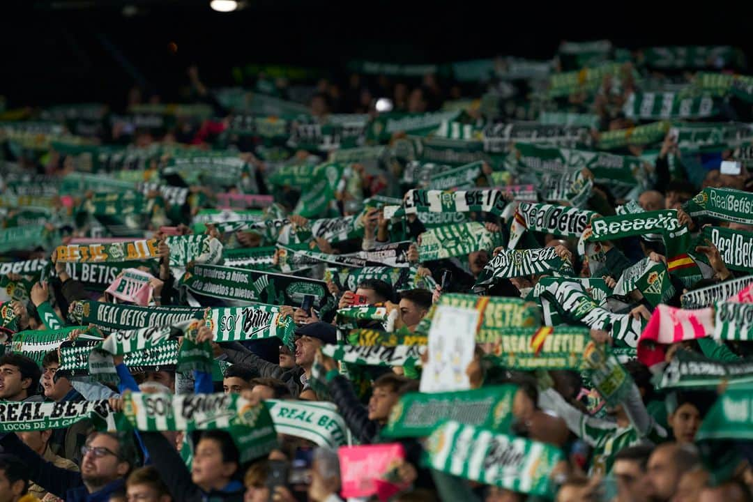 レアル・ベティスのインスタグラム：「𝗚𝗿𝗮𝗰𝗶𝗮𝘀 por darnos alas siempre.  #DíaDeBetis」