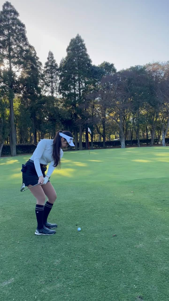 江原詩織のインスタグラム：「ゴルフあるある⛳️  絶好の花道から50yd以下のアプローチを、  ダフったり トップしてミス🐵  そう、シンプルにアプローチが下手www  あると思います🙋‍♀️  #ゴルフあるある #アプローチ #シンプルに下手　 #軽井沢 #軽井沢高原ゴルフ倶楽部 #平川カントリークラブ  #ゴルフ初心者 #ゴルフ部 #ゴルフ上手くなりたい #ゴルフ好きとつながりたい #golfswing #女子ゴルフ #ゴルフ女子 #ゴルフ男子 #ゴルファー #golfrange #golflife #golfer #golf #골프 #กอล์ฟ #高尔夫球 #golfstagram #instagolf」