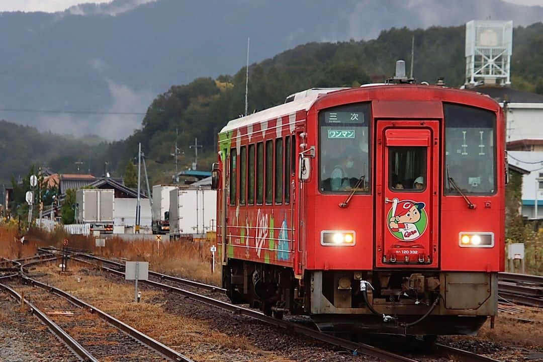 徳永ゆうきのインスタグラム：「. . キハ120の カープラッピング！！ . -2023.10.21- . #鉄道写真 #撮り鉄 #鉄道好き #JR西日本 #芸備線 #備後庄原駅 #キハ120系 #気動車 #普通 #ワンマン #三次行き」