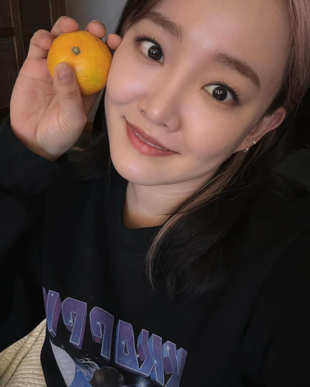 ユンナさんのインスタグラム写真 - (ユンナInstagram)「귤의 계절입니다🍊 비오는 월요일 오전입니다 와.. 출근을 어떻게 하나」11月27日 8時44分 - younha_holic