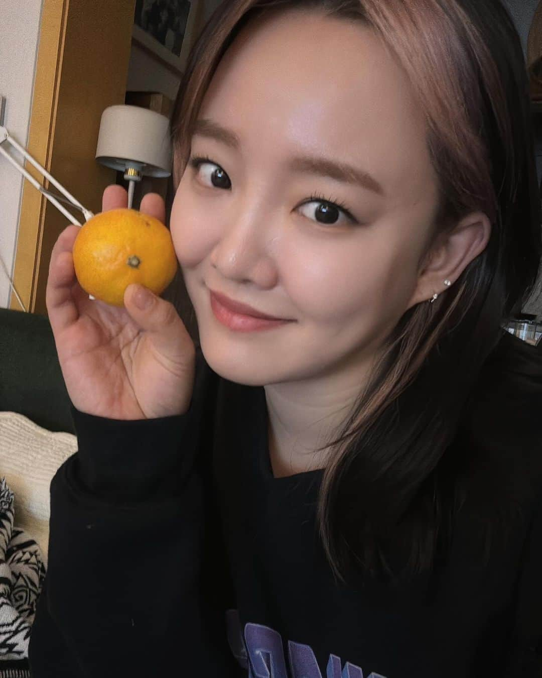 ユンナのインスタグラム：「귤의 계절입니다🍊 비오는 월요일 오전입니다 와.. 출근을 어떻게 하나」