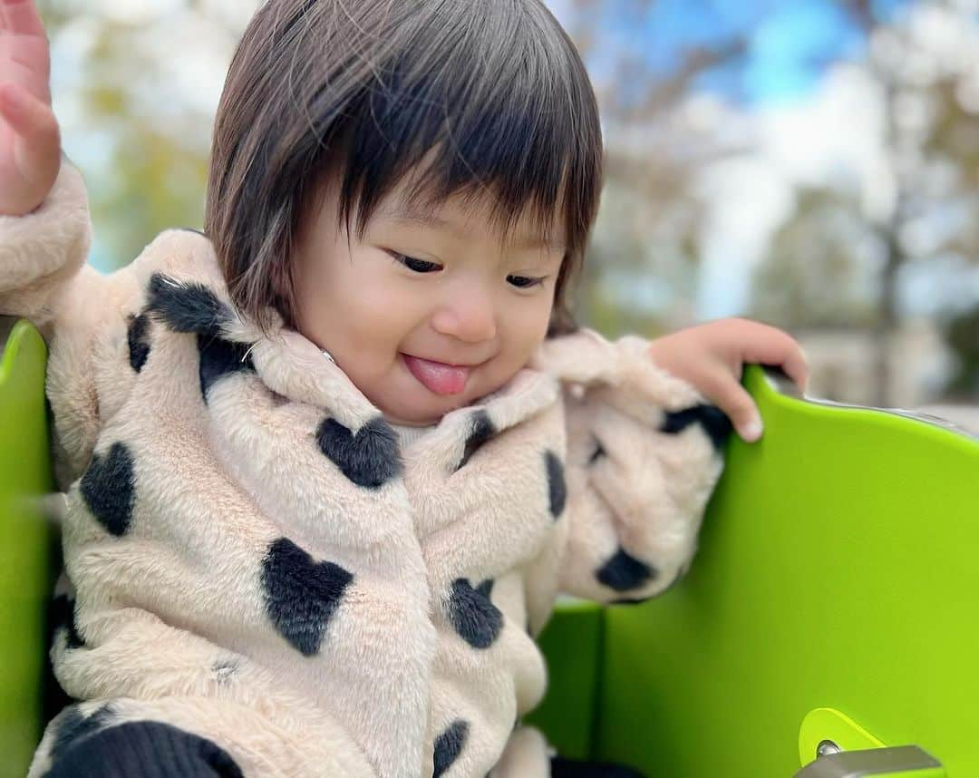 鈴木亜美さんのインスタグラム写真 - (鈴木亜美Instagram)「外が寒い🥶遊具が冷たい…🧊 子供は風の子元気な子😀⛄️ ほんとどこまでも元気だな❣️ 二男くんが写真撮ってくれました❤️ #急に真冬 #追いついていけません #皮膚が冷たい #3人のママ #6歳3歳1歳 #そろそろクリスマスツリー #出さなきゃな 🎄🎄🎄🎄🎄🤶」11月27日 8時37分 - amiamisuzuki