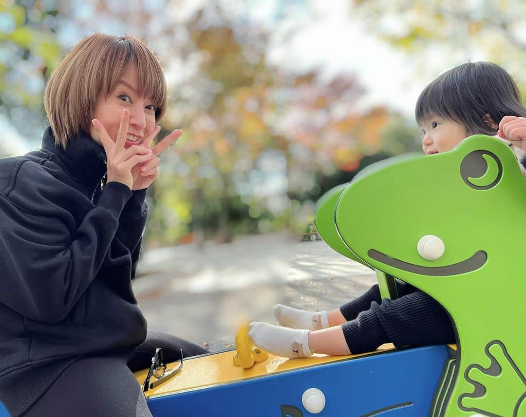 鈴木亜美のインスタグラム：「外が寒い🥶遊具が冷たい…🧊 子供は風の子元気な子😀⛄️ ほんとどこまでも元気だな❣️ 二男くんが写真撮ってくれました❤️ #急に真冬 #追いついていけません #皮膚が冷たい #3人のママ #6歳3歳1歳 #そろそろクリスマスツリー #出さなきゃな 🎄🎄🎄🎄🎄🤶」