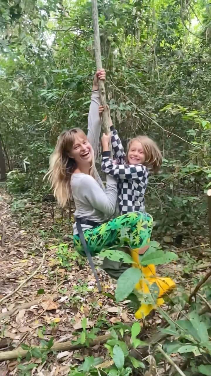 テレザ・カサロヴァのインスタグラム：「Luka and I have surfaced from the deep Amazon. 🎉   We are broken people - Luka had heat stroke on his birthday, has bug bites turned wounds all over his legs (yes, of course I doused us in repellent nonstop), it hurts him a bit to walk on one foot, his arms and eyes are red, he had a heat rash on his thighs and 🏀, water lettuce bacteria on his forearms for a day, both of us had mild stomach issues for a day, I have some mystery rash all over my chest and stomach, bites/scabs everywhere also and full on dread locks in my smelly hair BUT IN LUKA’S WORDS: it was worth it. 🎉🎉🎉  We had an absolutely INCREDIBLE time. Saw so many animals (sloths, alligators, PYGMY MONKEYS (!!!), capybaras, PINK DOLPHINS (I was in the water when a 2 meter one surfaced 5 meters from me!!!), an anaconda, a leech and a bajillion types of birds AND THEN SOME) and today Luka caught 2 piranhas and I caught one.   I can’t wait to spam everyone with our pictures and videos in 2 months. 😁😁😁  ⚠️ ALSO I asked our guide if everyone gets destroyed like us by the bugs and he said yes and I asked if everyone gets sick and he said some people and I asked what percentage and he said NINETY-FIVE. 😁😁😁」