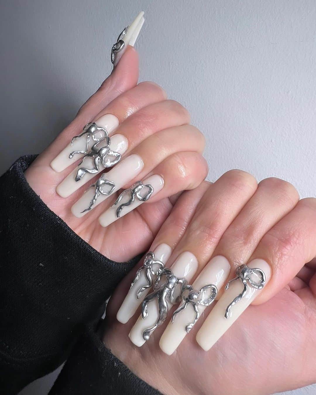 Mei Kawajiriのインスタグラム：「Aluminum Bows ✌︎('ω')✌︎ @avarosebd」