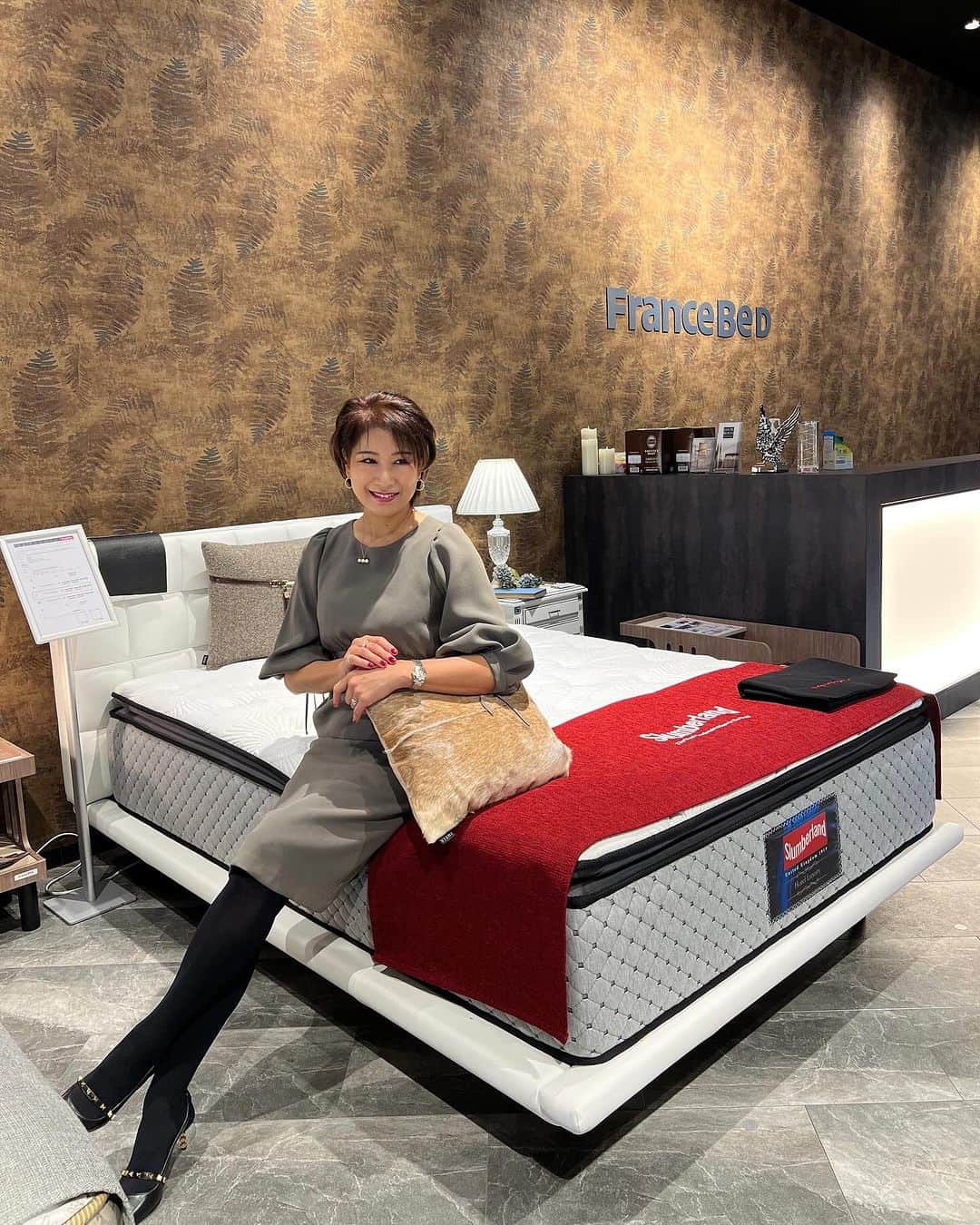 田中浩実さんのインスタグラム写真 - (田中浩実Instagram)「✧︎ 毎日快適に眠れていますか？ ぐっすり眠れると朝から元気に活動できますよね。 質の良い睡眠を確保するためには体に合ったマットレスが重要なので、新しいベッドを検討しに大手ベッドメーカー「フランスベッド(FranceBed)」の横浜ショールームに行ってきました。  展示商品はベッド、マットレス、電動リクライニングベッド、ソファ、寝装品、羽毛布団など気になる商品がたくさん！  ショールームは自由に見せていただけて、自分に合った希望のベッド選びもアドバイスいただきとても充実した空間でした！  枕やチェア、小物もステキだったので少しずつそろえていきたいと思います♡  📍 フランスベッド(FranceBed) 横浜ショールーム 横浜市西区みなとみらい4-4-5 横浜アイマークプレイス1F  #PR #francebed_hanbai #francebed #国内トップシェア #大手ベッドメーカー  #フランスベッド #マットレス #ベッド #羽毛布団  #ソファ #睡眠  #睡眠改善  #上質  #質の良い睡眠  #ショールーム  #寝具  #リクライニングベッド」11月27日 8時48分 - hiromi.tanaka.japan