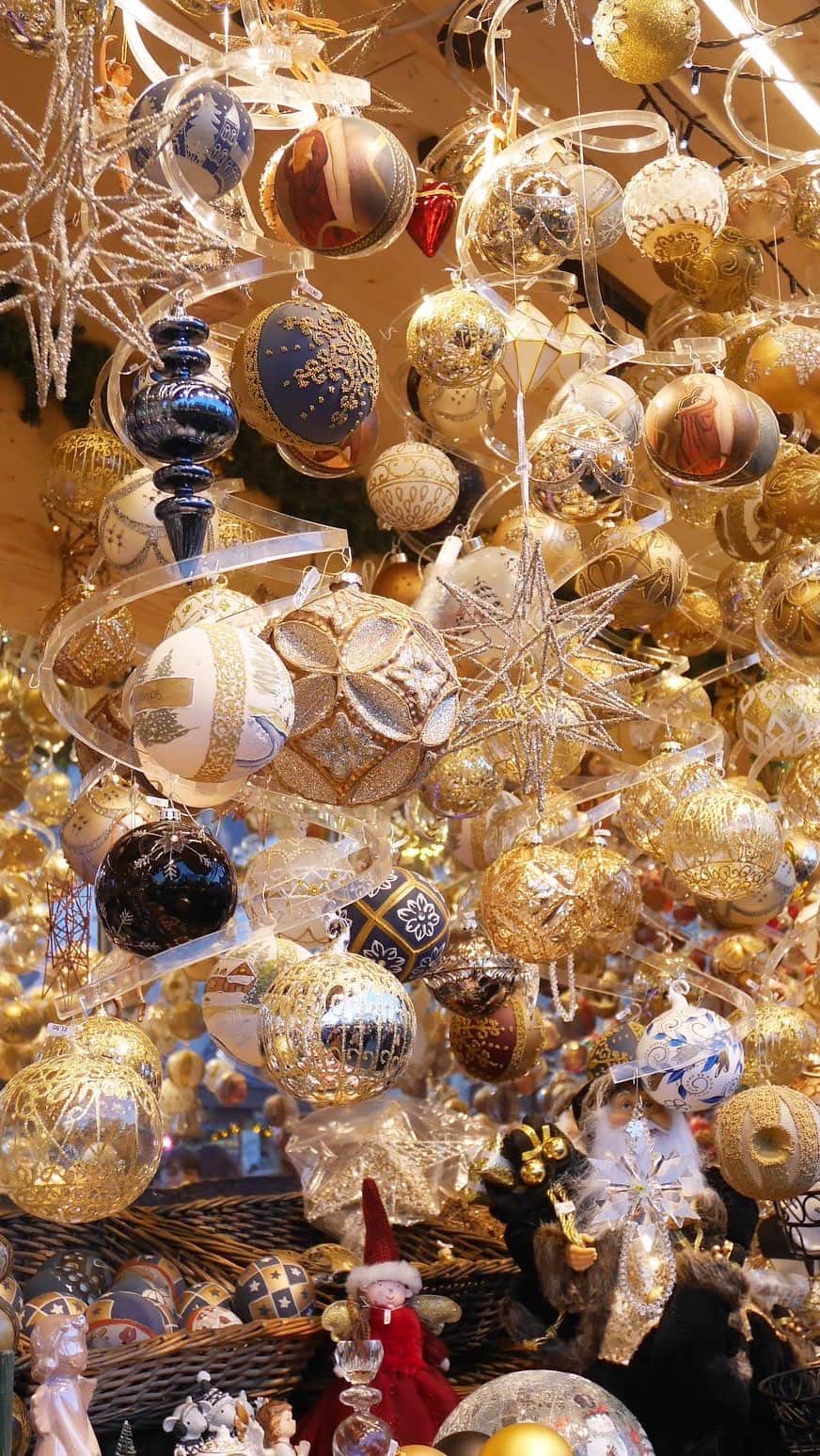 田本詩織のインスタグラム：「去年のクリスマスに行ったヨーロッパの写真動画まとめてみた🎄 今年ももうすぐクリスマスなんて、1年早いな〜」
