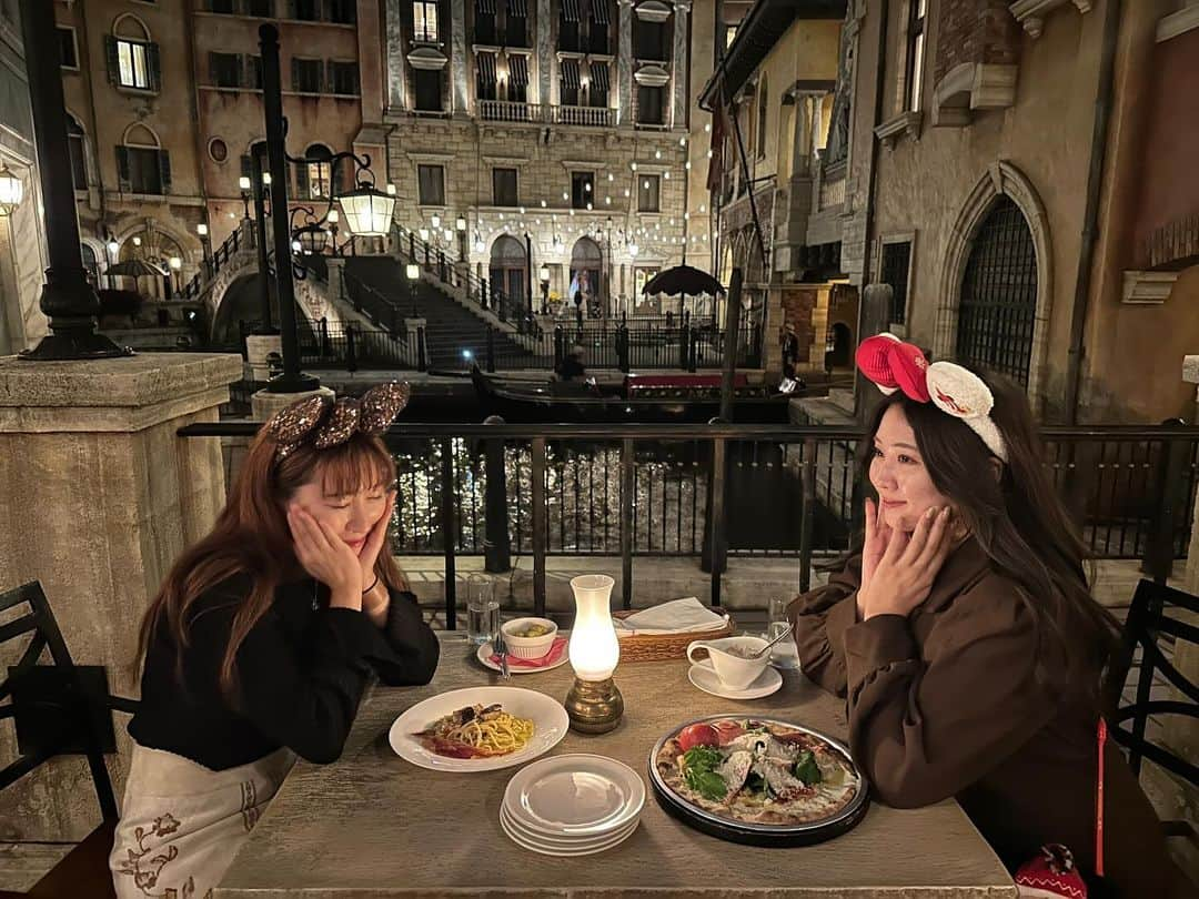 ルナさんのインスタグラム写真 - (ルナInstagram)「📍リストランテ ディ・カナレット 　　東京ディズニーシー  @_scone_n.tea_ ちゃんとカナレットでご飯♡ ここのテラス使ってみたかったから嬉しい🤍 めちゃくちゃ綺麗でデートスポット感すごい！笑  まだすごく寒くなる前だったから ちょうど良い気温でよかったなあ😌🎀  ┈┈┈┈┈┈┈┈┈♡ #東京ディズニーシー #ディズニーシー #カナレット #リストランテディカナレット #ディズニーフード #ディズニーグルメ #ディズニー風景 #ディズニーデート #クリスマスディズニー #ディズニークリスマス #るなディズニー #tokyodisneysea #disneysea #disneyfood #disneychristmas #christmasdisney #disneydate」11月27日 8時50分 - runakumaa