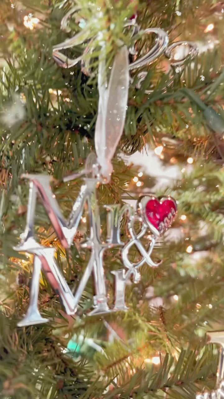 ショウン・トンプソンのインスタグラム：「🎄 Target and Amazon took all the money for the Christmas decorations so Santa better come thruuuu for the boys’ gifts this year 😂 PS. Silas and Sander hung up most of the decorations. They are amazing. I only took the high part of the tree! #christmas #twins #love #christmastree」