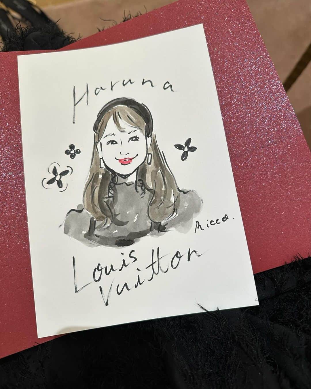 のインスタグラム：「❤︎ 昨日ストーリーにも投稿したけど  @louisvuitton を訪れたときに イラストを描いて頂きました♡  さささっとこんなに可愛く描いてくれて すごい👏  私は絵が死ぬほど下手なので こういう才能がある方は尊敬しちゃう✨  大切にお部屋に飾ります♪  #louisvuitton#ルイヴィトン#ルイヴィトン新宿高島屋店」