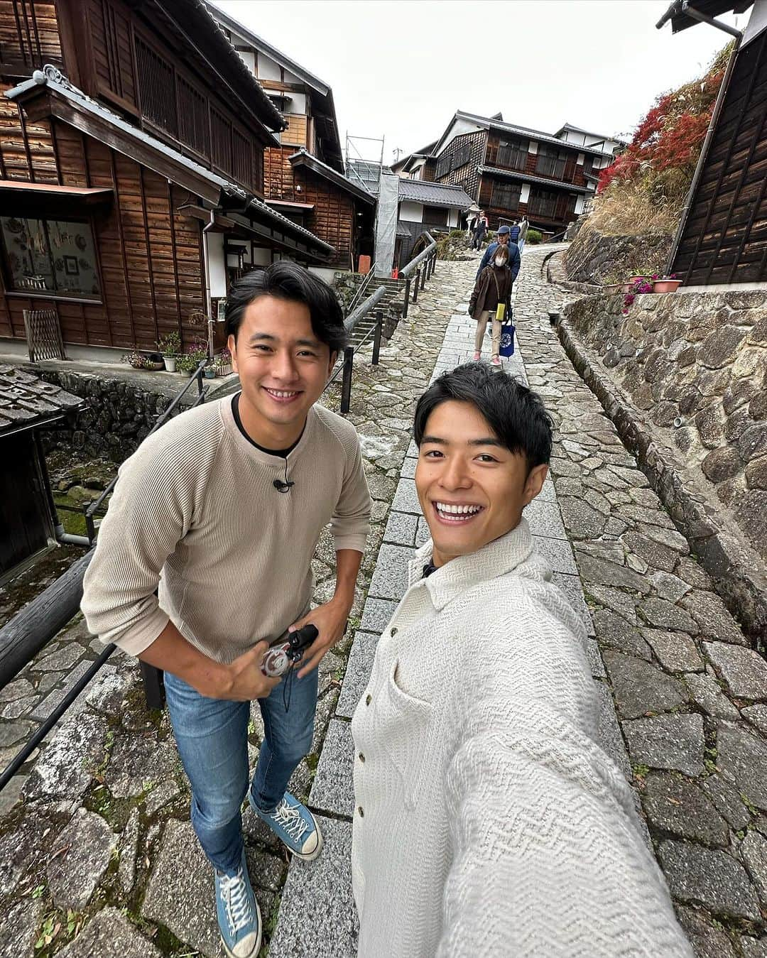 池田航さんのインスタグラム写真 - (池田航Instagram)「旅するエプロンご視聴ありがとうございます🥰秋と言ったら🌰🌰🌰ですね💕 岐阜県で採れた栗をつかって 韓国スイーツ、ホットクに大変身！ 甘さは栗の優しい甘さと蜂蜜だけ！😍 めちゃくちゃ美味しいからぜひ作ってみてねん✨️ 発酵もいらないシンプルなレシピにしました！  ★栗のホットク 韓国のもちもちとした生地に栗のクリームをいれてこんがりと焼く 日本でも人気な韓国料理の食べ歩きスイーツ もち米を使った生地をつかってもちもちに焼いて、若い世代からお年寄りまで楽しめるお菓子 栗を贅沢に使ったペーストに、本来ホットクに入るナッツや蜂蜜をくわえてつくる  ーホットクの生地ー 強力粉 100g だんご粉 60g 片栗粉 20g 砂糖 10g ベーキングパウダー 3g 塩 4g ○サラダ油 5g ○ドライイースト 3g ○ぬるま湯 120g ー栗餡ー むき栗  200g 蜂蜜 大2 牛乳 100g 素焼きクルミ シナモン」11月27日 8時56分 - kohcooking